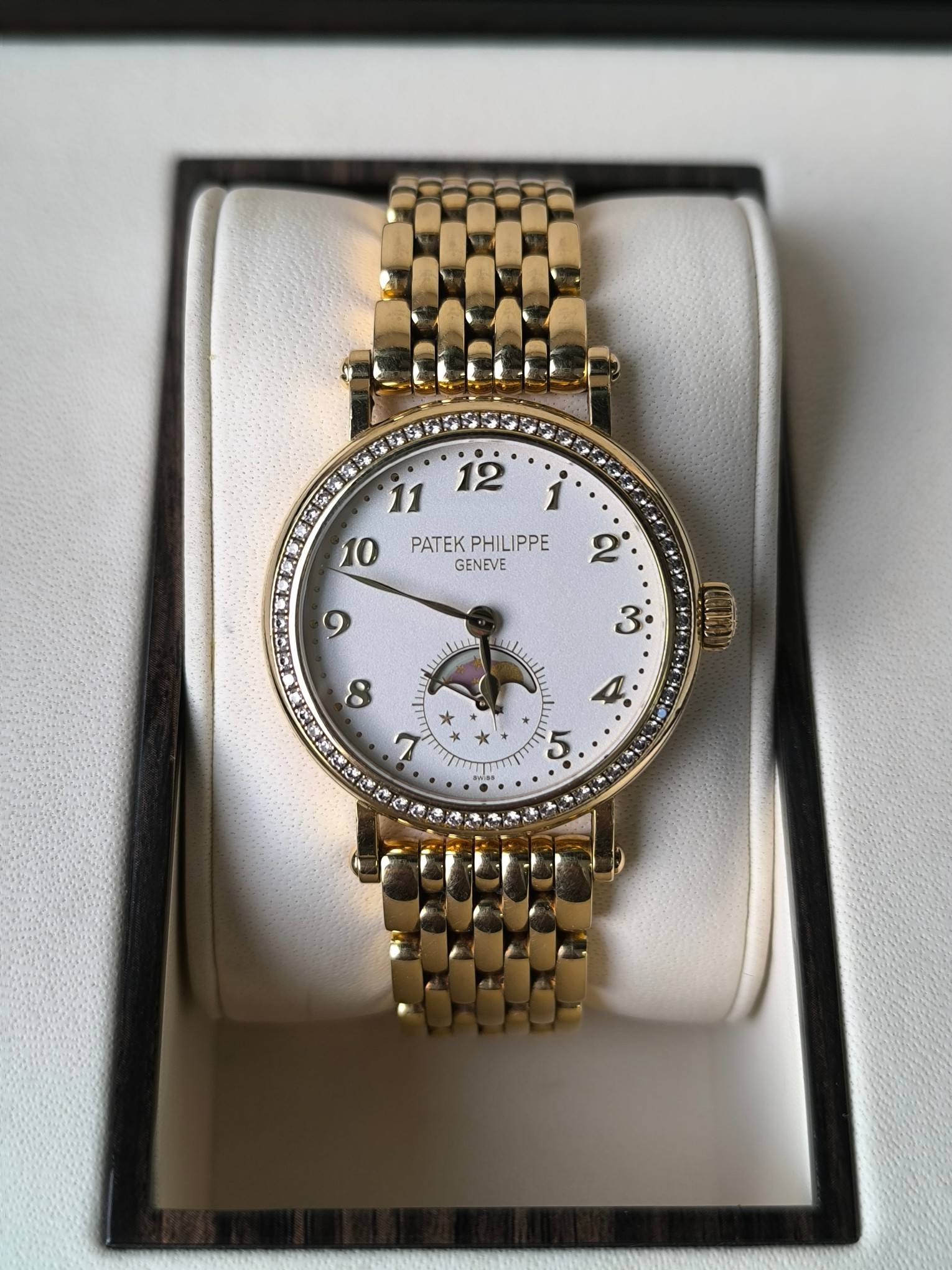 May be an image of wrist watch and text that says '11 12 10 PATEK PATEKPHILIPPE PHILIPPE GENEVE 2 9 3 용 COOKOIA ትድታ 8 7 0 ب'