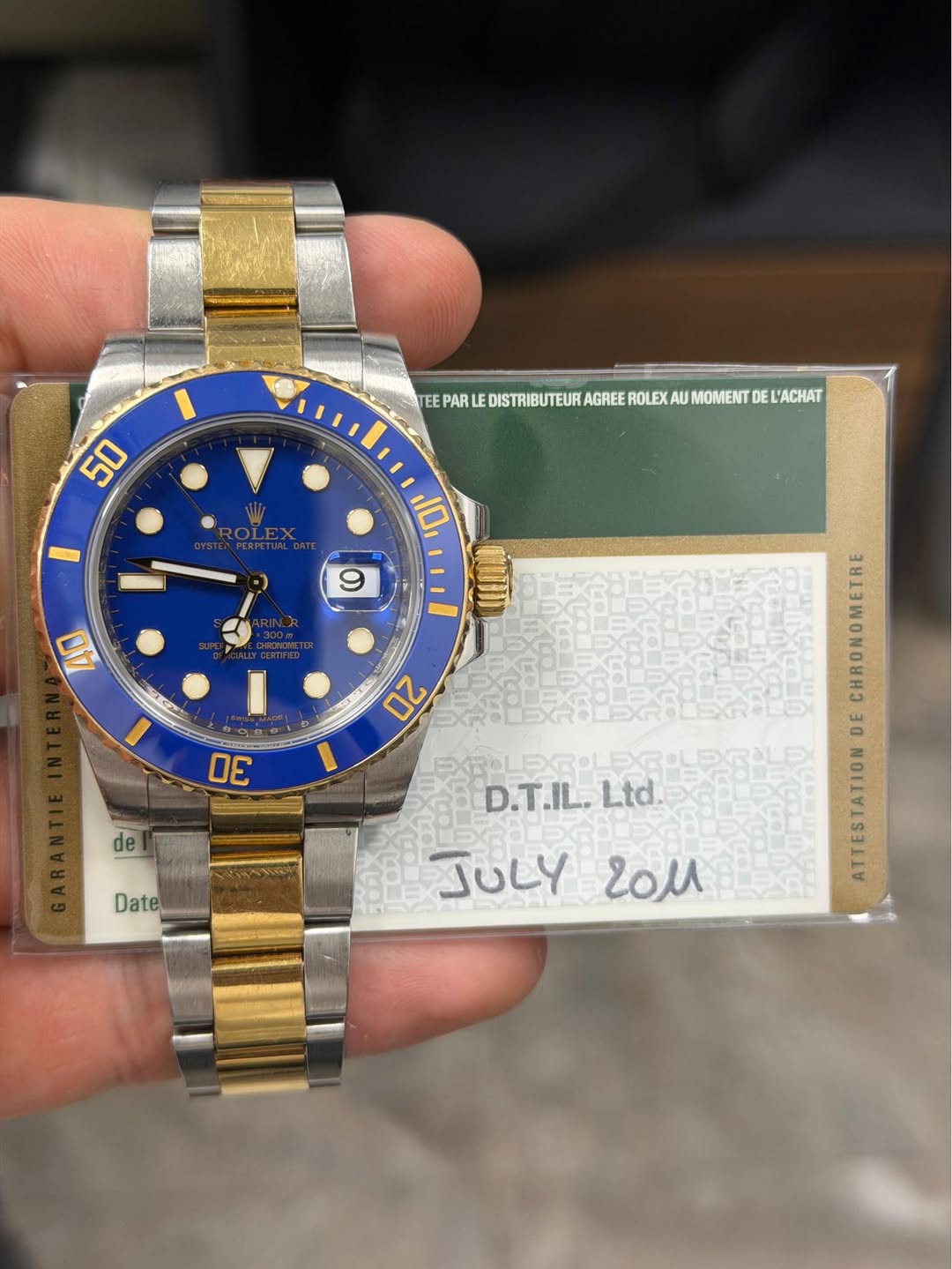 May be an image of wrist watch and text that says '50 TEPBRERATAIRACE LE DISTRI DISTRIBUTEUR AGREE ROLEX AU MOMENT DE L'ACHAT TEE PARL 10, 9 40 30 de Date CHRONOMETRE E ATTESTATION…