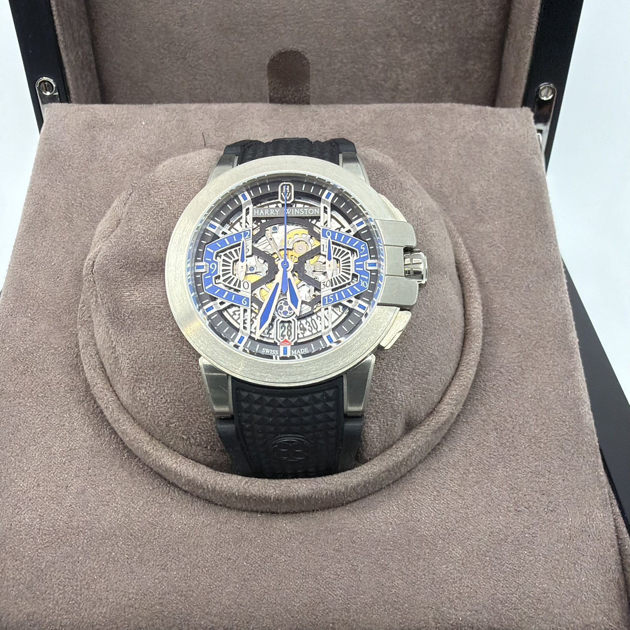 May be an image of wrist watch and text that says 'HARRY VINSTON K 2 ስጎ 3'