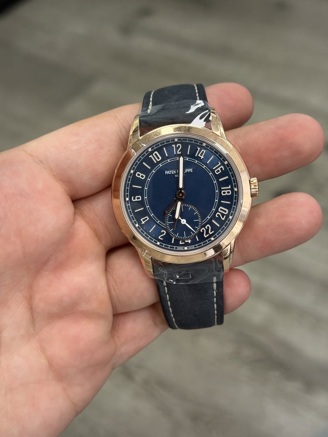 May be an image of wrist watch and text that says '2P 12 10 8 PATEK JPPE ! NAK 0 বরর o ಹ 00 22 2 x'