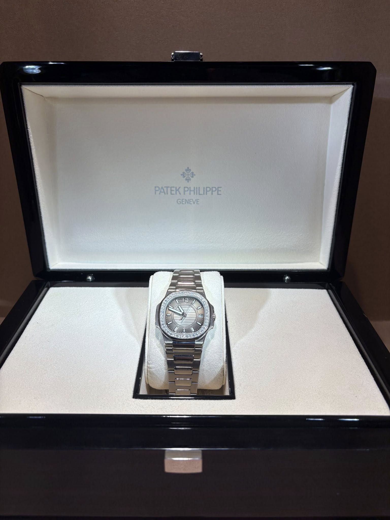 May be an image of wrist watch and text that says 'PATEK PATEKPHILIPPE PHILIPPE GENEVE 12'