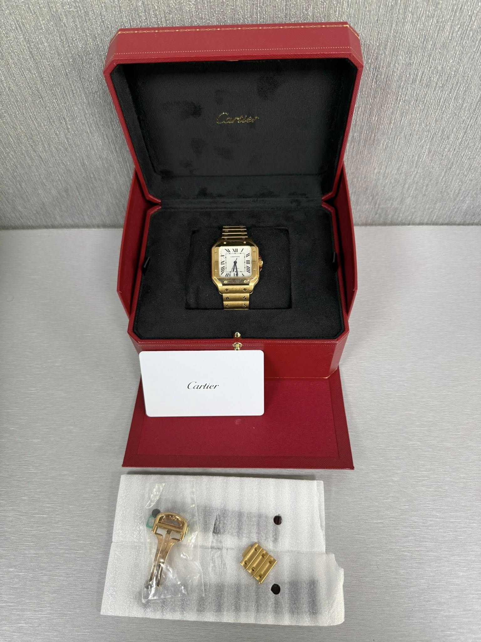 May be an image of wrist watch, jewelry and text that says 'Cartier 如'