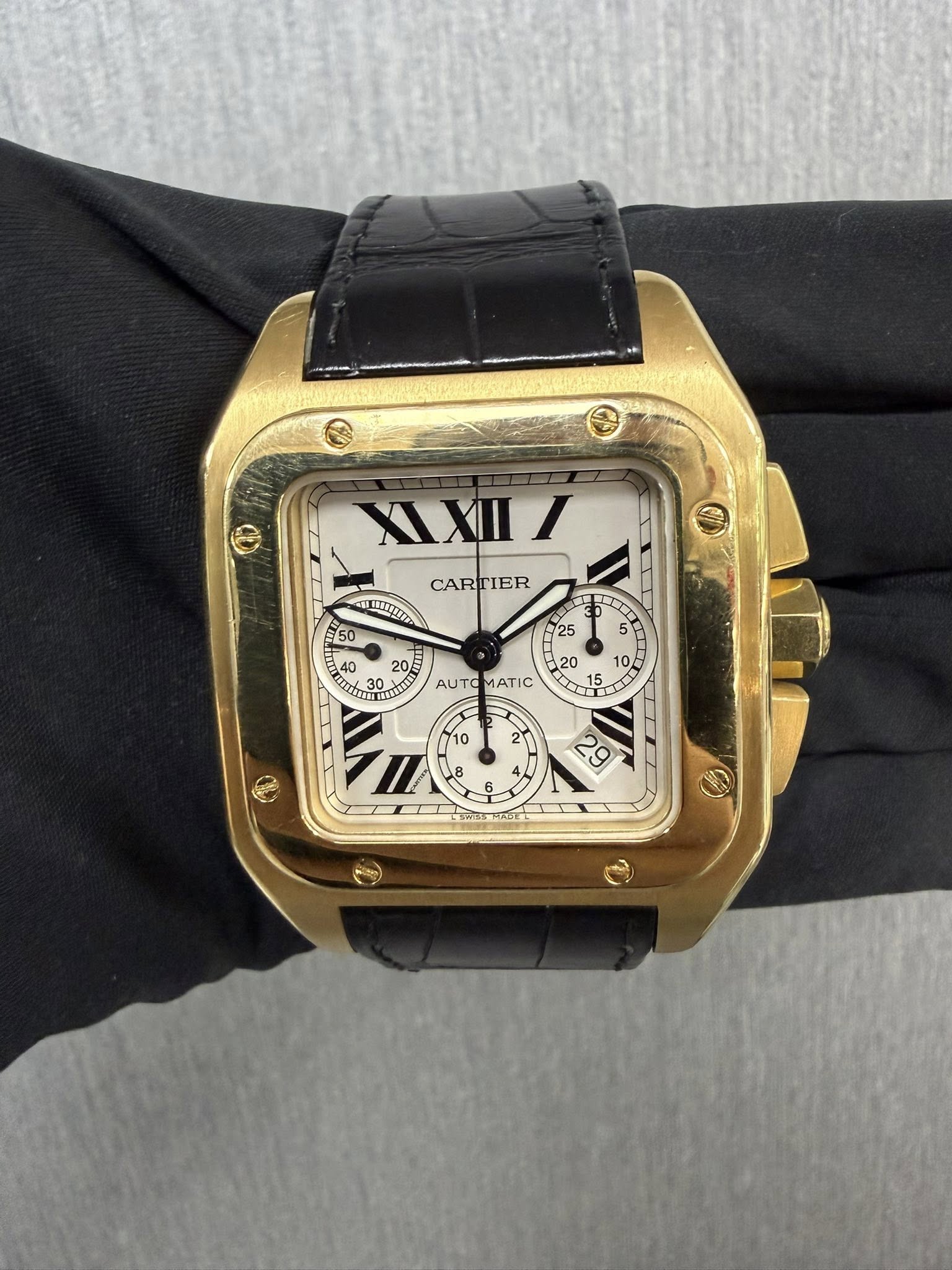 May be an image of wrist watch and text that says 'XIXIIT CARTIER EIRI WO AUTO MATIC A I 29 SEY'