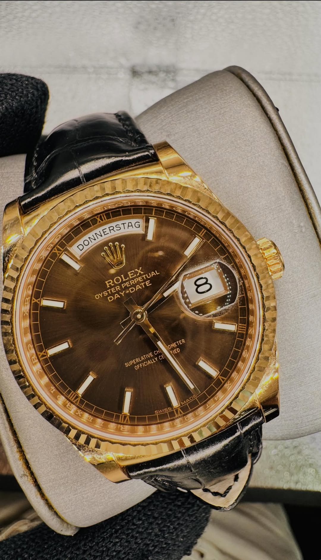 May be an image of wrist watch and text that says 'ROG 1O DONNERSTAG ROLEX RPERPETUAL ROPERPETUAL JAL OYSTE OYSTER-DATE DAY-DATE PERPETU YSTERPE E DAY 8 I OME ER TIED 作色…