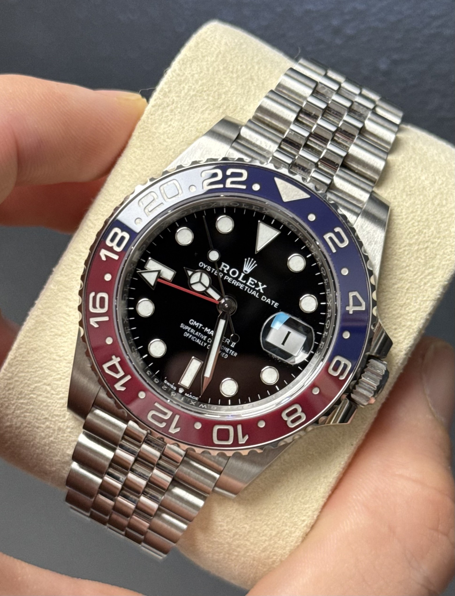May be an image of wrist watch and text that says '20.22. ٥ 22. 18 አ 2 OYSTŁ YSTERF EOP ROLEX JAL PERPET TUAL DATE TE 16 SUPERLAT SUPE PERLATIV GMT- OFFICIALIT LATIVEC ALLY MA A 4…