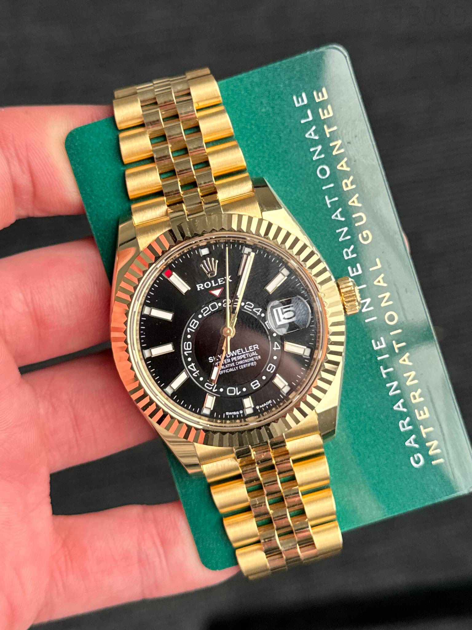 May be an image of wrist watch and text that says '•24 W RO ROLE C ላን 4 WELLER NETUAL ان 0e O の SH LTER LAN 映 B ι သန ভলা ጦ GUARANTE 5 ARANTIEINT GARANTIE INTERNATION INTERNA'