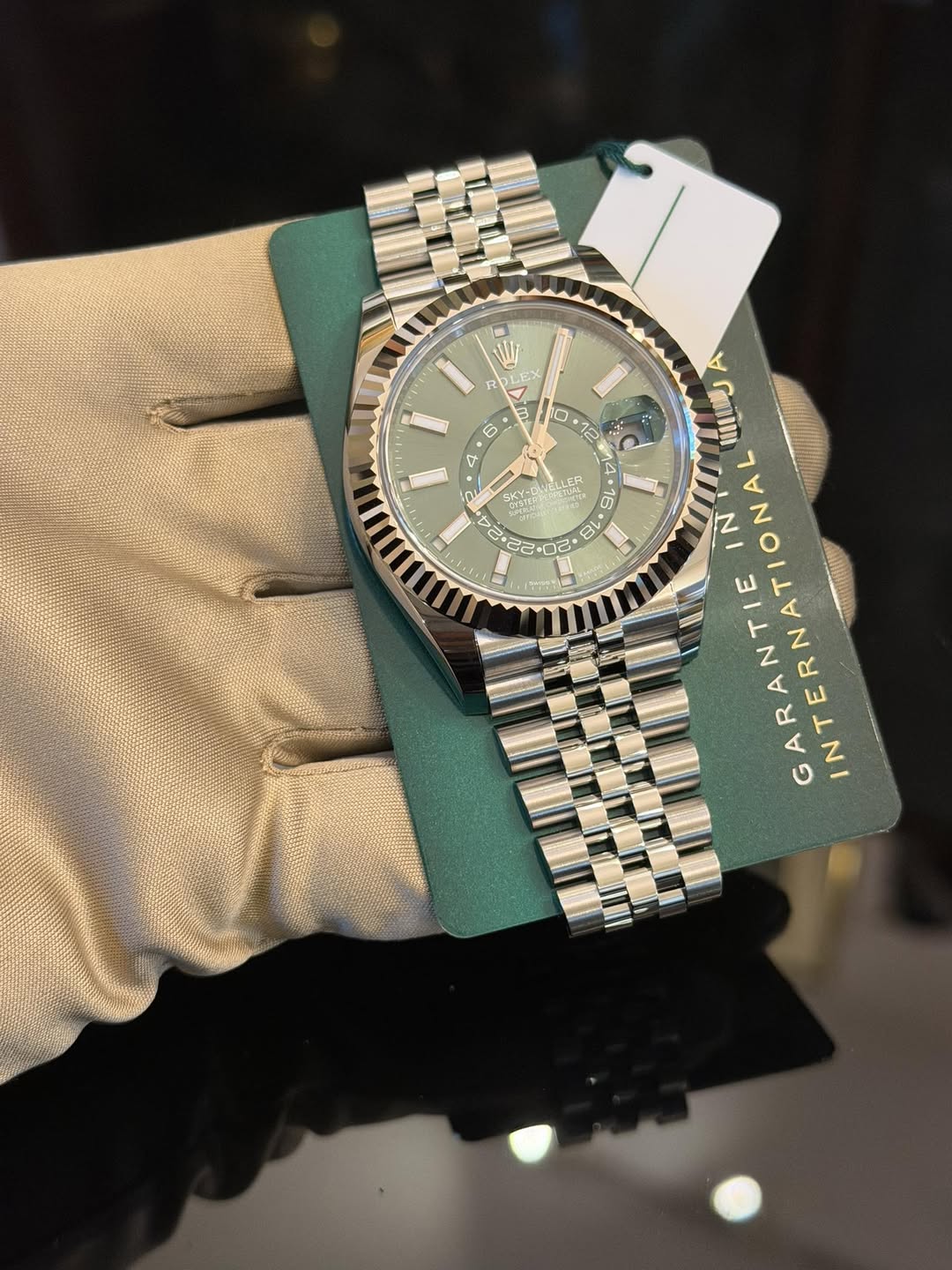 May be an image of wrist watch and text that says 'W R E 0 3 6 S 12 3 2 4 + 14 TC 2 ن ار ELLER 5 ل 16 18 2C A mu IN INTERNATIONAL ٦ ARANTIE GARANTIE ANTI'