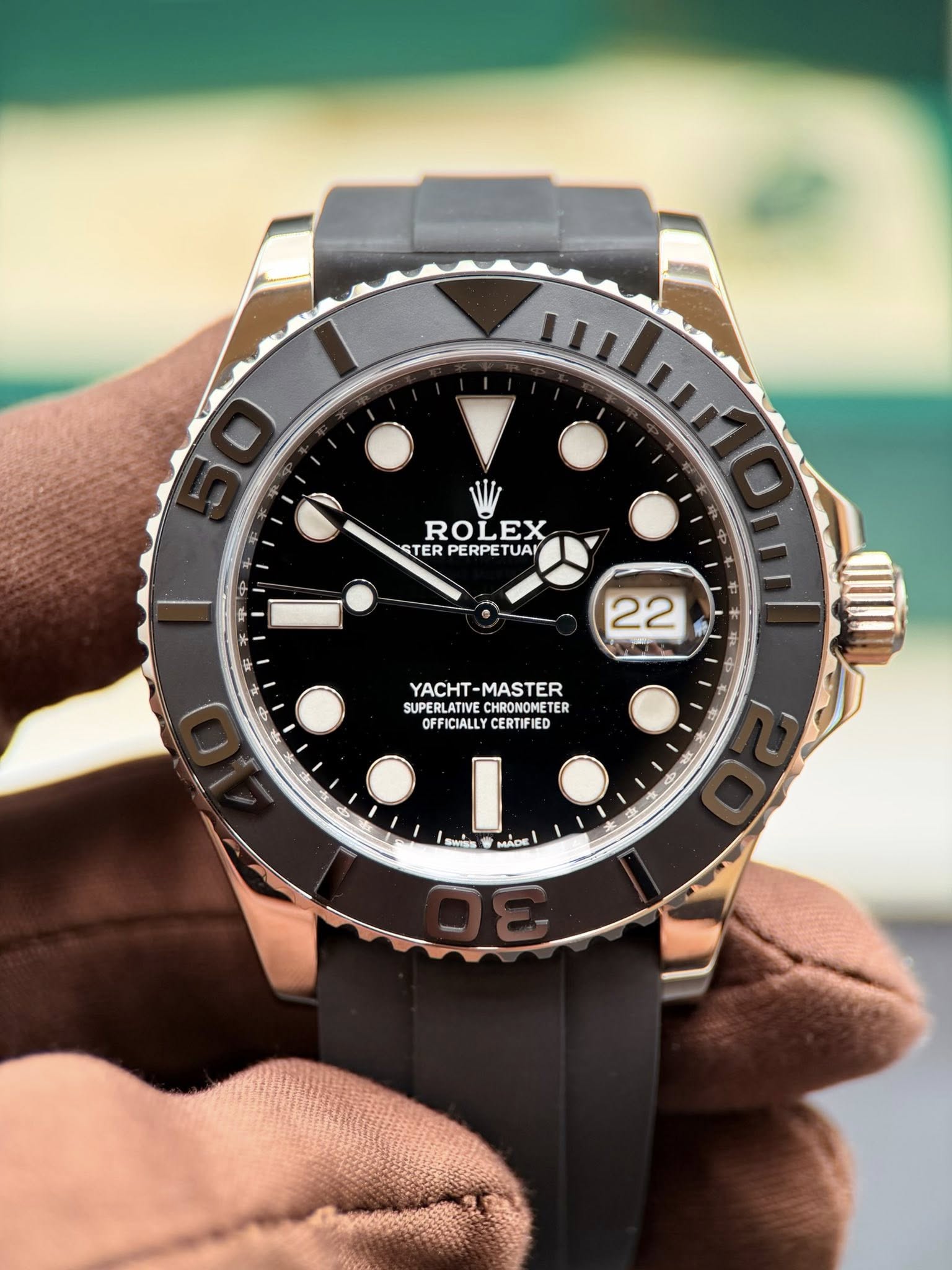 May be an image of wrist watch and text that says 'ROL ROLEX STER PERPE STERPERPETUA TUA 22 本 YACHT- YACHT-MASTER MASTER SUPERLATIVE CHRONOMETE SUPERLATINVECHRONOMETER TER…