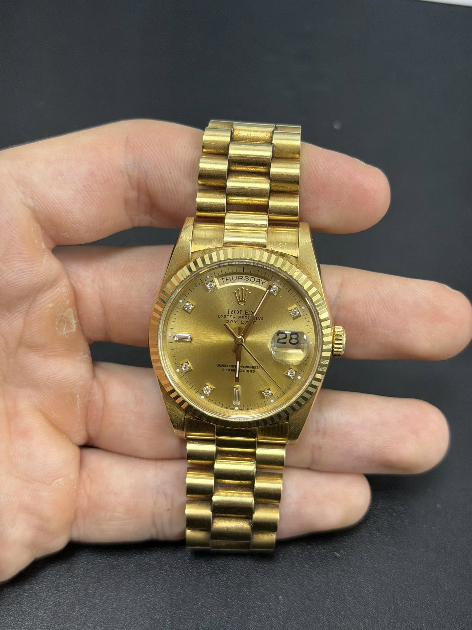 May be an image of wrist watch and text that says 'S THURSDAY THURSDAY SDAY TH 伊 KSy 金 重山 ន'