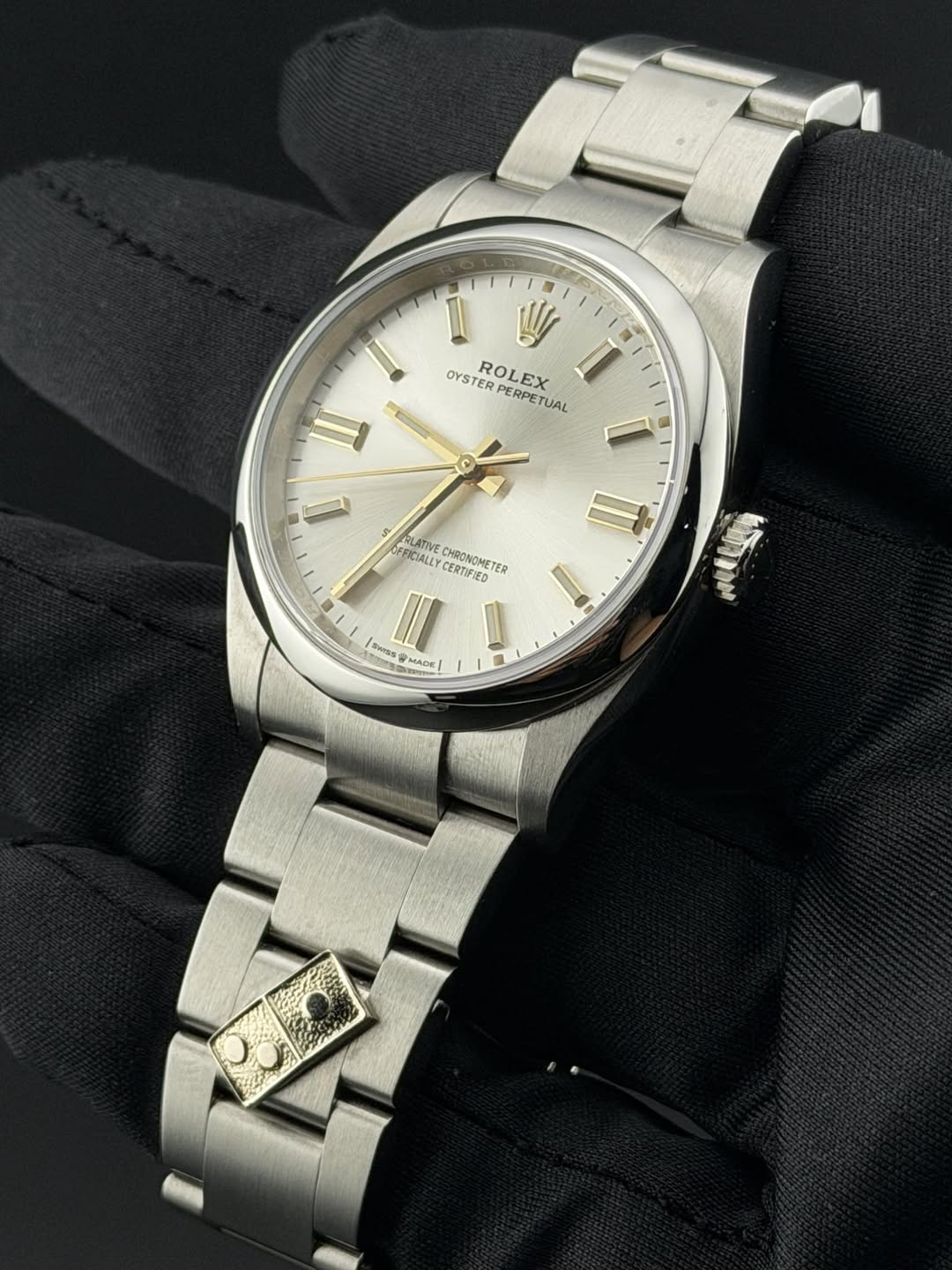 May be an image of wrist watch and text that says 'OYSTER TER ROLEX PERPE PERPETUAL TUAL PLATIVE FFICIALLY FFICIALLYCERTIF CERTAFIED CHRONOMETER TED I รพธร 3 လမှ် MADE| UATN OM'