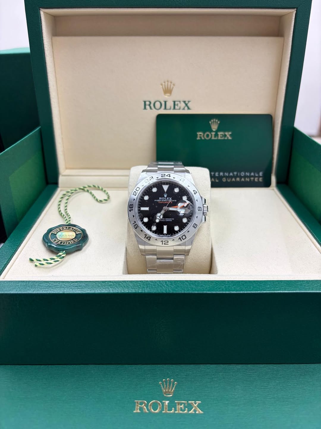 May be an image of wrist watch and text that says 'ROLEX ROLEX 24 20 TERNATIONALE ROLEX 4 6 台 Ι MI RIMEL FED 9 ク 8 0 لم ROLEX'