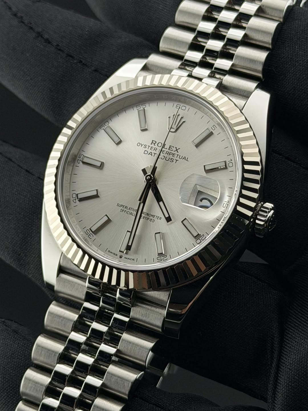May be an image of wrist watch and text that says '5 E0 V OYSTER ROLEX RO DATIJUST JUST EX ERPETUAL PETUAL DAT L SEFRICALEEOHONETER SUPER SUPERLATIVI OFFICIALL PONOMETER RTIFIED…