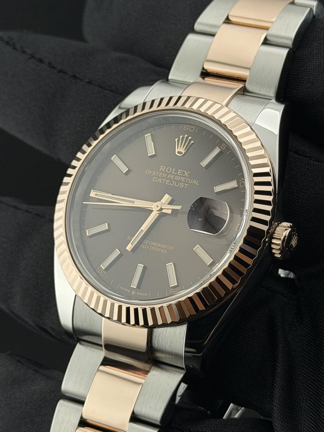 May be an image of wrist watch and text that says '5 5 60 I w I OYSTER ROLEX DATEJUST OYSTERPERPETU TUAL PERPET 101 ALLY CERTISIED LYCERTAFIED ECHPABOИETER ALECENSOMONETER TER I…