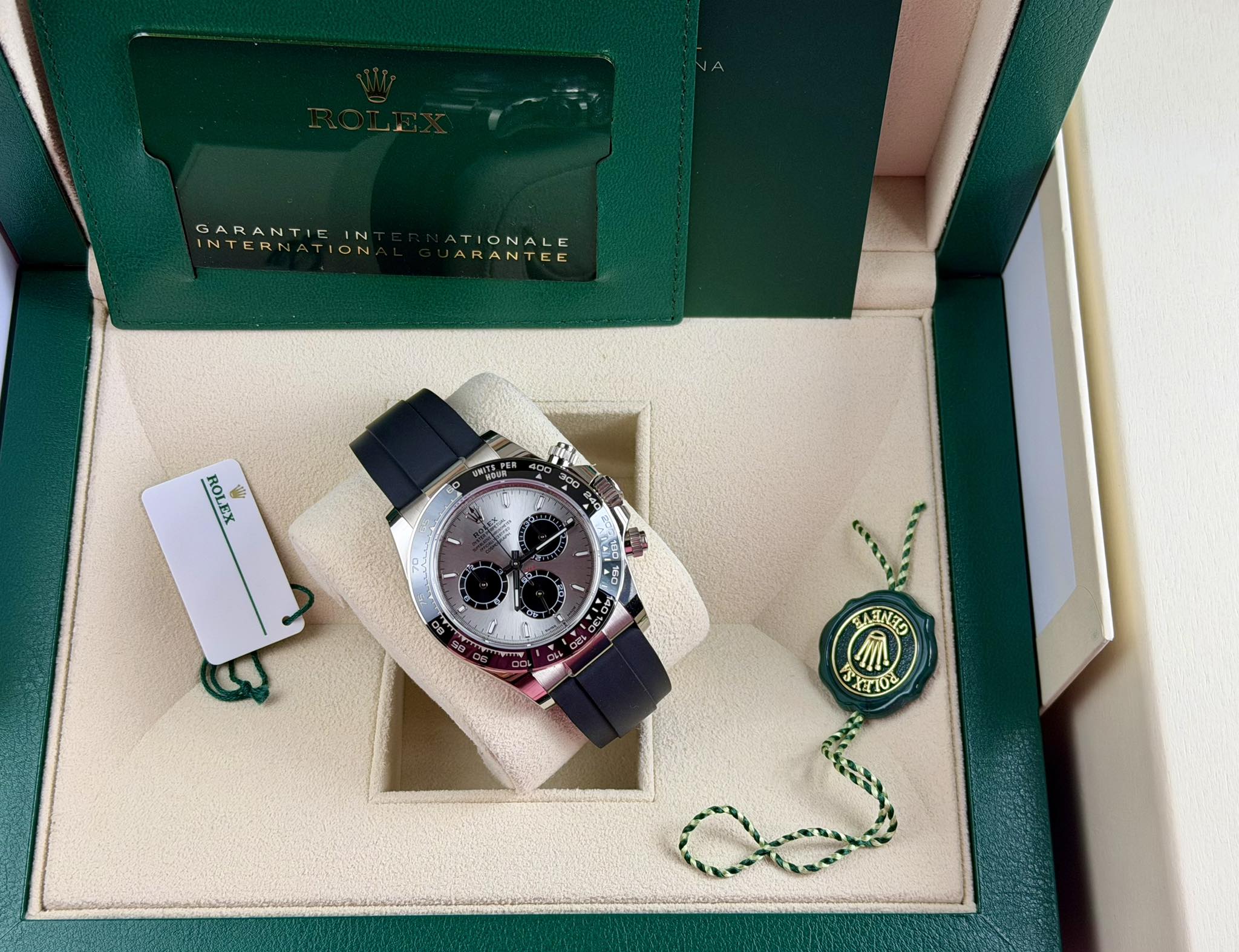 May be an image of wrist watch and text that says 'GARANTIE IN INTERNATION TIONALE ARA ARANTEE E HOLE ROLEX ROL y ប 명 D 0E EBNETO ብ J tod 10%'
