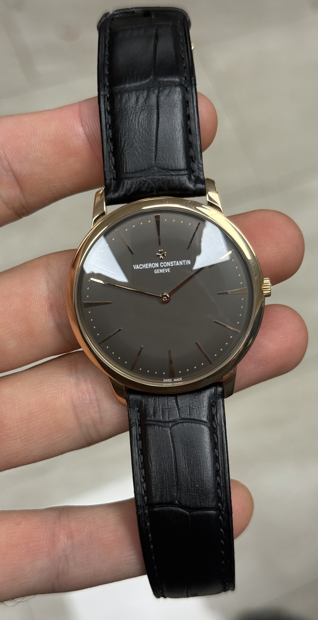 May be an image of wrist watch and text that says 'VACHERONCOMSTANTIN VACHERONCONSTANTIN VACHERON CONSTANTIN GENEVE I ち0さル'