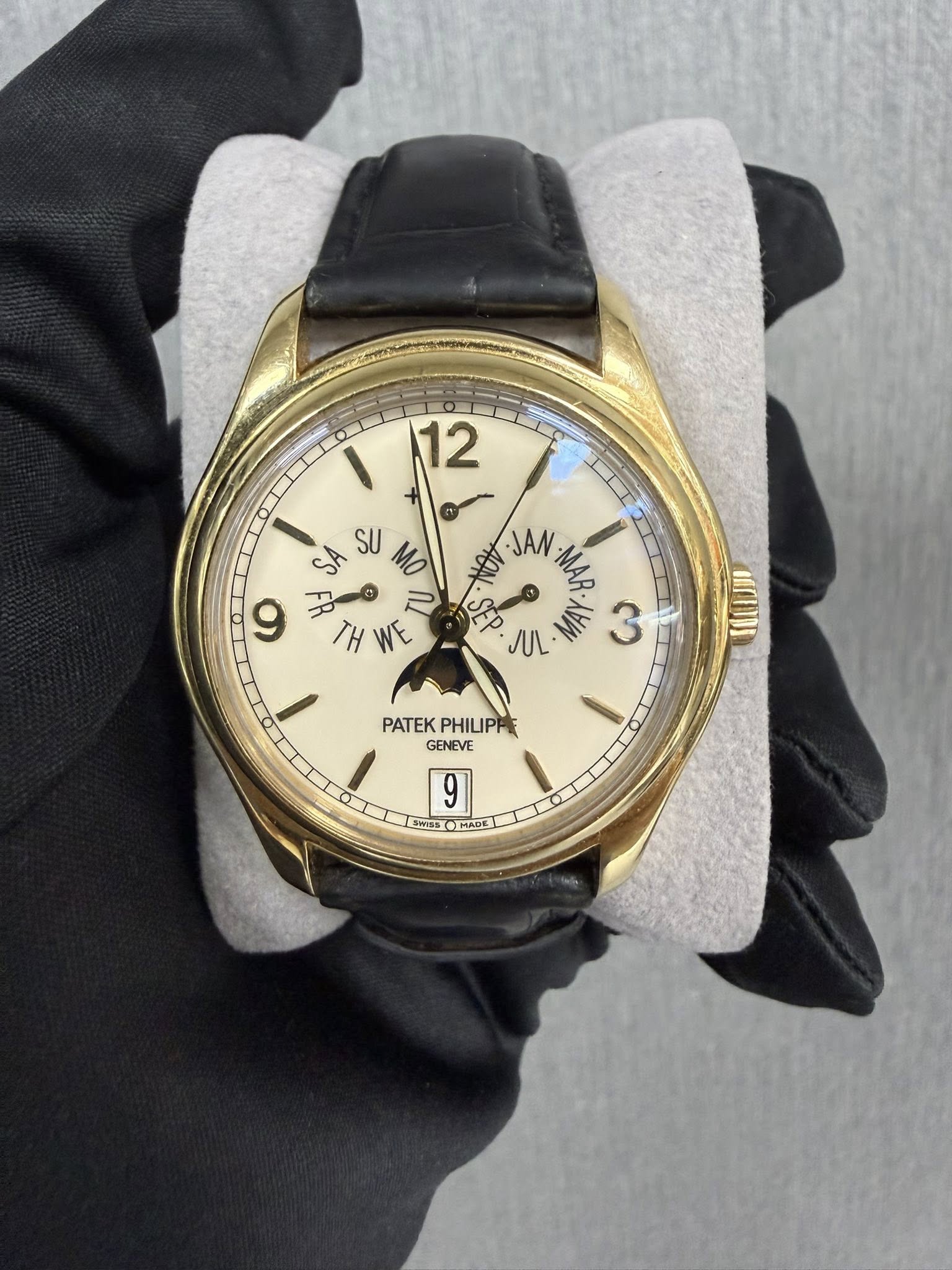 May be an image of wrist watch and text that says '12 o 그 SA SU MO AN-SEP NOV JAN MAR 9 SEP JUL 쓸 دن TH WE PATEK KPИUΡE PHILIP GENEVE 9 SwdS MADEL'