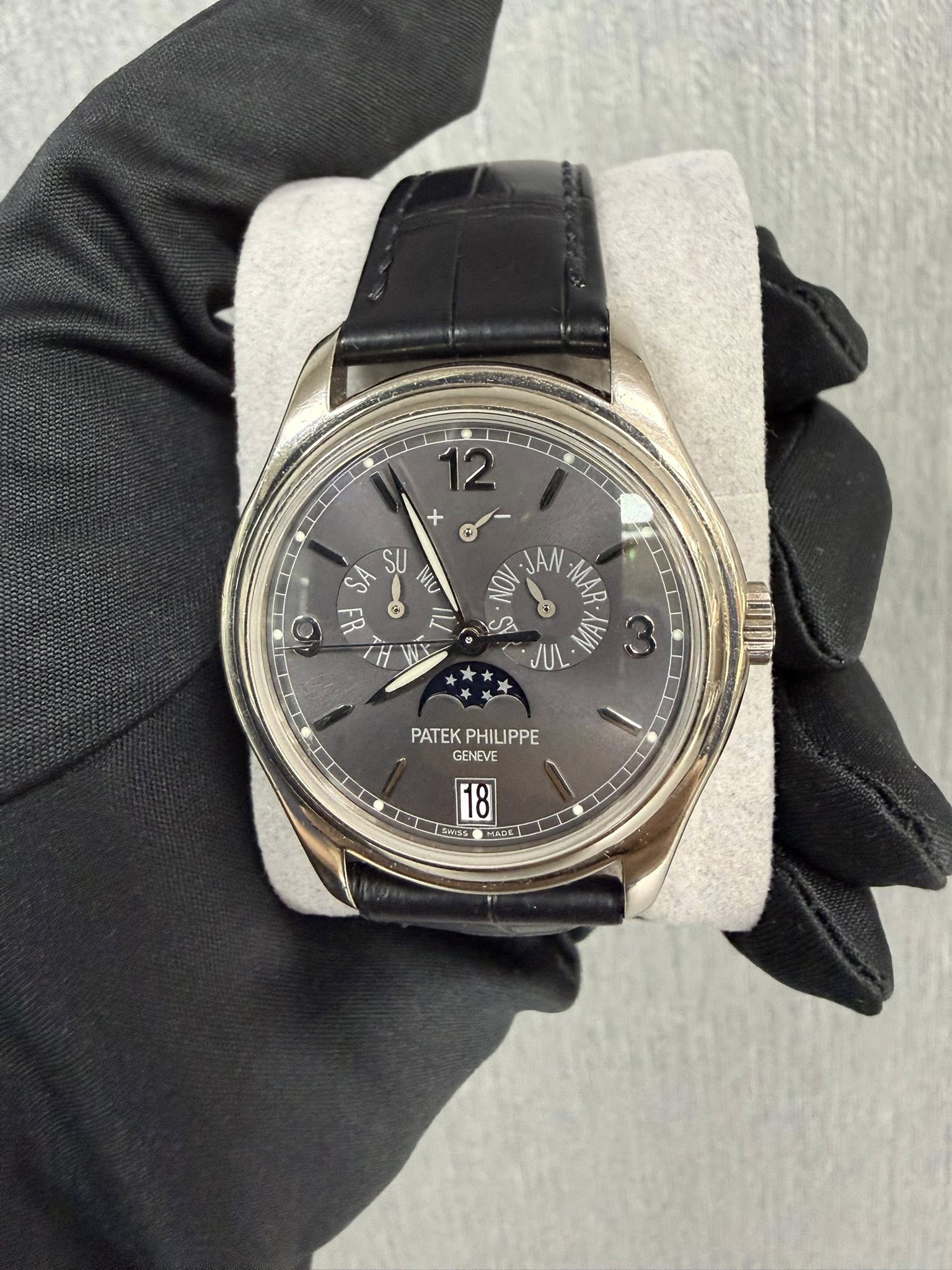 May be an image of wrist watch and text that says 'x 1 SU SA NU JAN :ЛΑ MEA MAR JL PATEKPHILIPPE PATEK PHILIPPE GENEVE 18 Sws MADE'