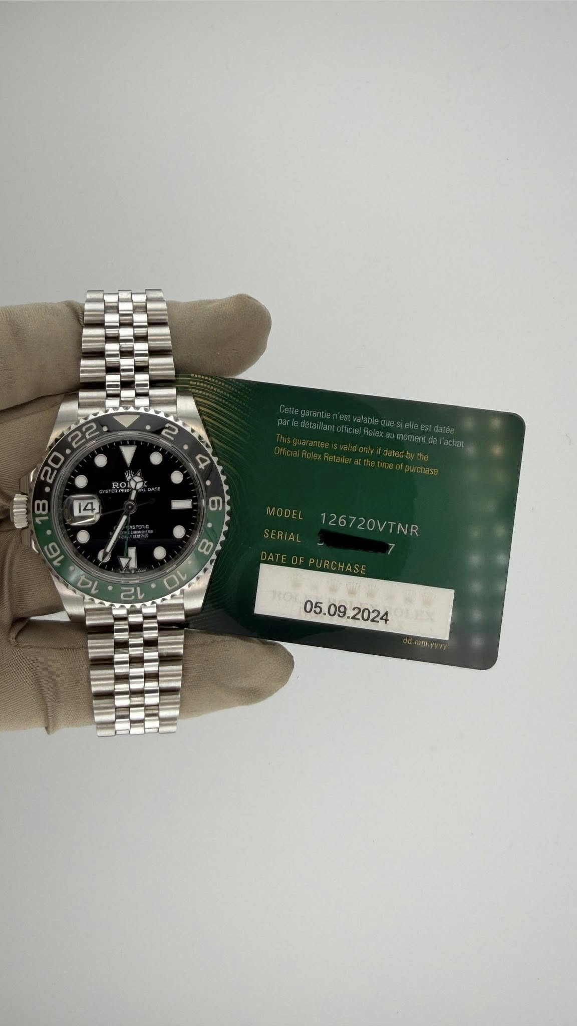 May be an image of wrist watch and text that says '9 0 O 14 တ 267 26720VTNR 8 10 己い '