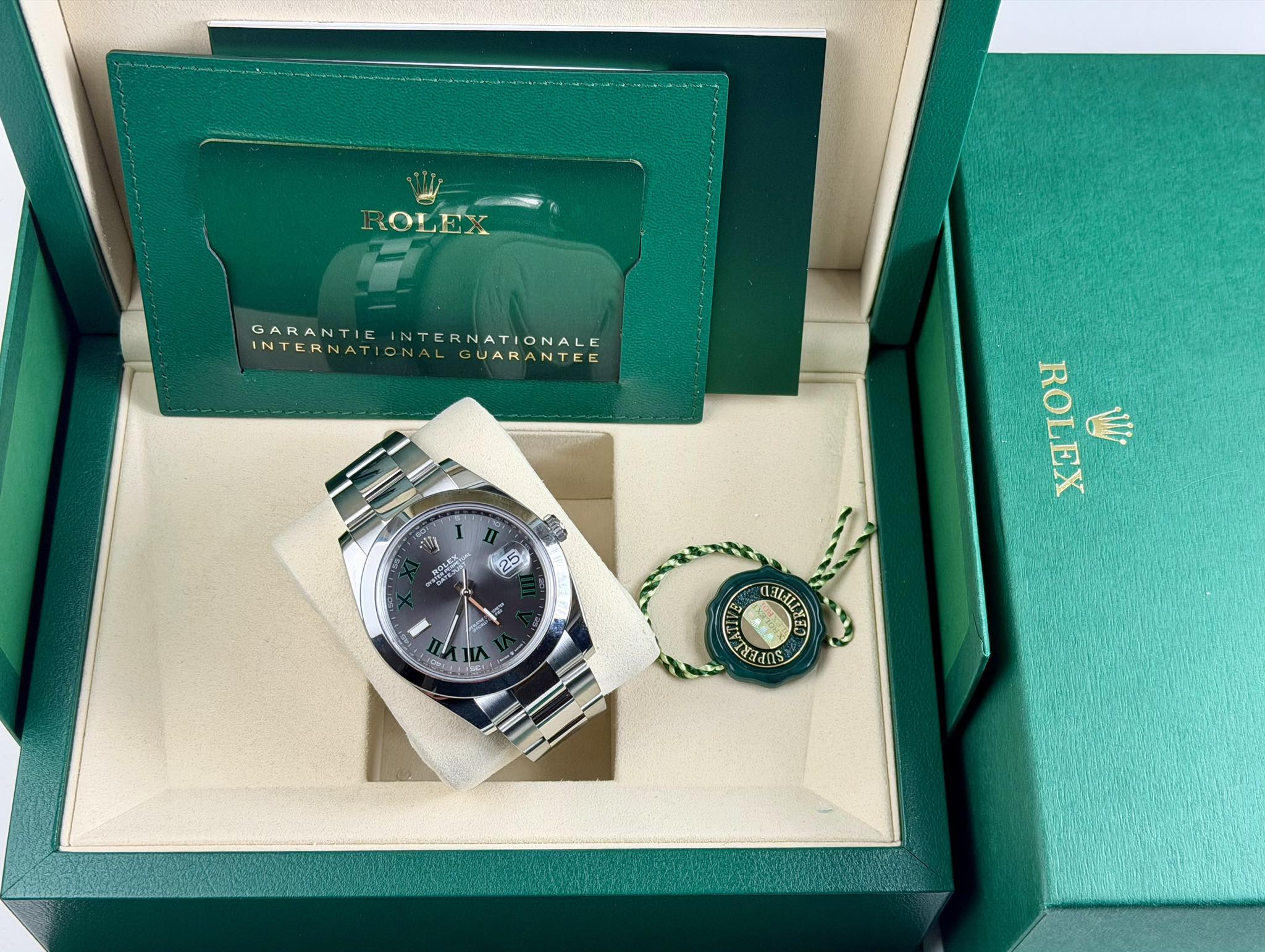 May be an image of wrist watch and text that says 'ROLEX GARANTICINTERNATIONALE NTERNATIONALE GARANTIE INTERNATIONAL INTERNATIONALGUARANTEE IONA GUARANTEE O0 ROLBY ROLEX ROLEX…