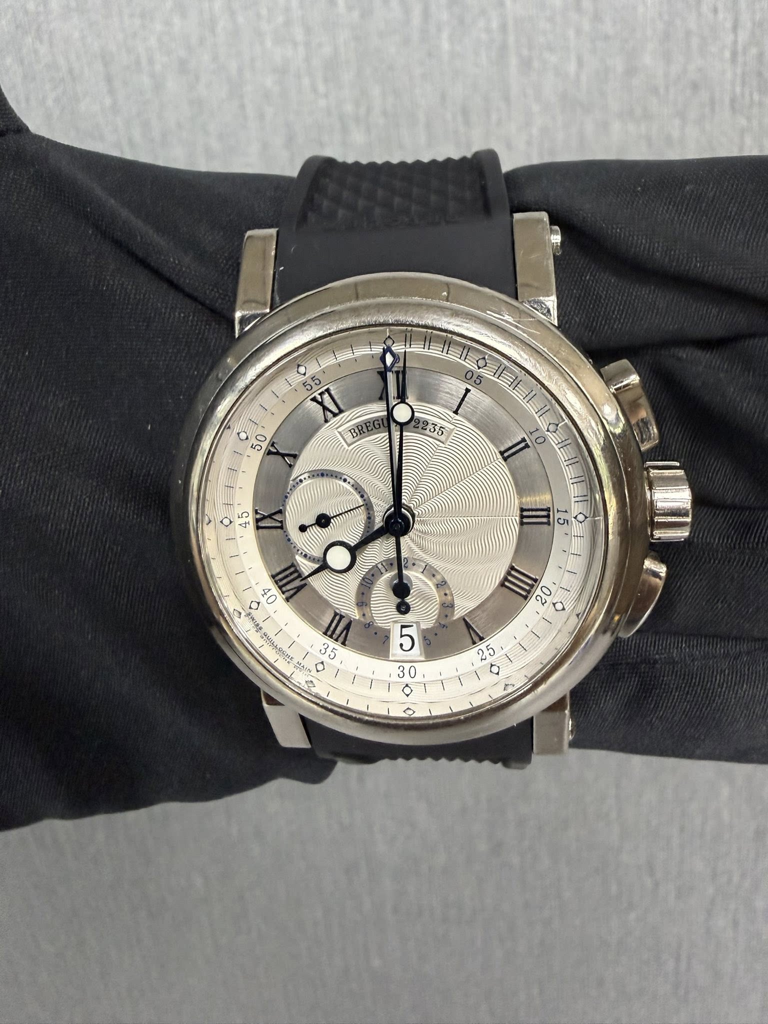 May be an image of wrist watch and text that says '5 ٥ BR 50 235 II C のせ Me u 35 T II 00 5 30 ٥ 25'