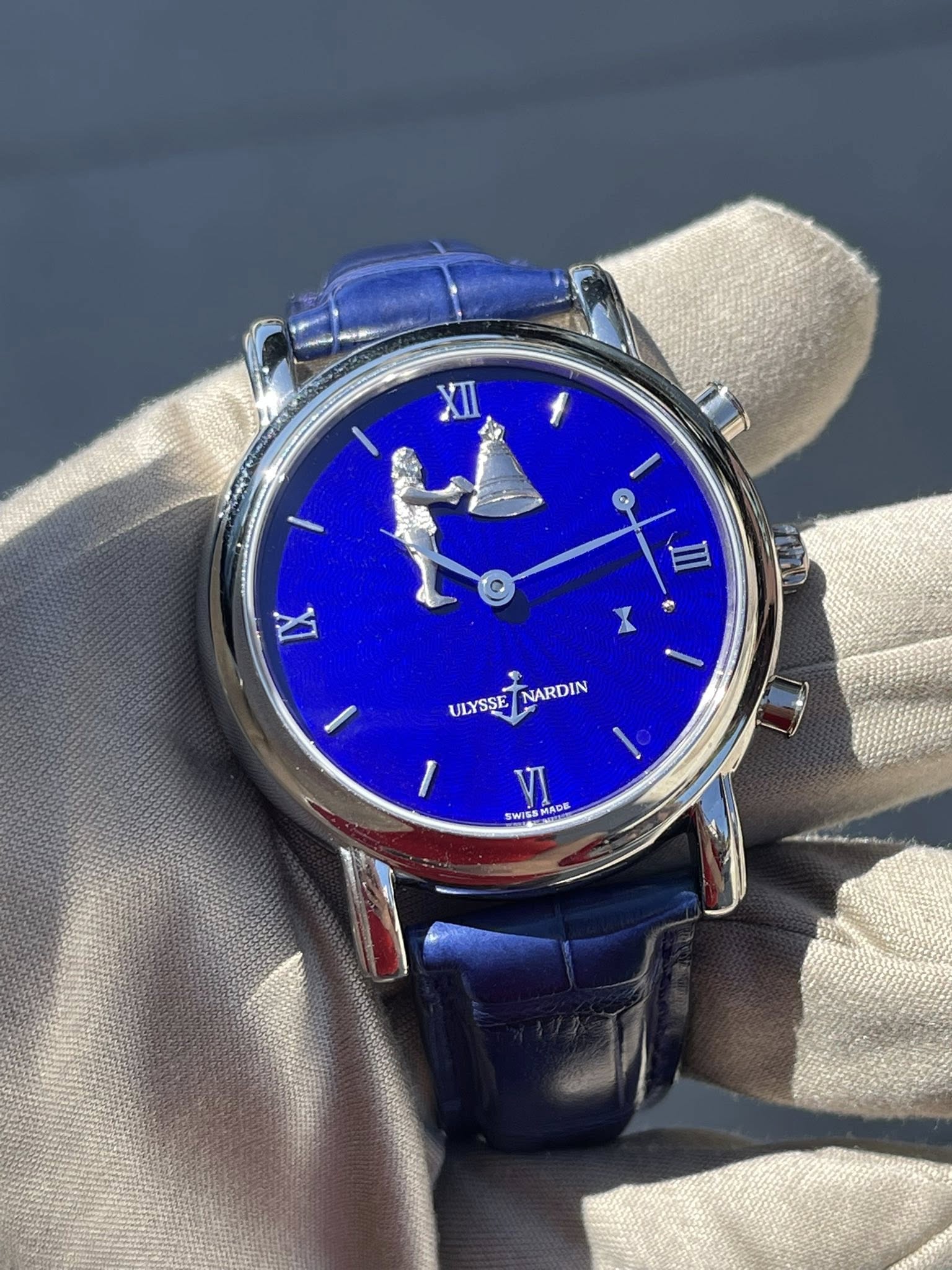 May be an image of wrist watch and text that says 'XI ULYSSE NARDIN I VI SWISSMADE SWISS MADE'