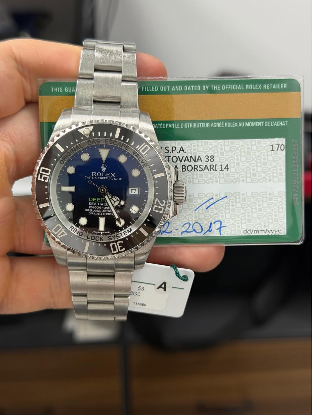 May be an image of wrist watch and text that says 'THIS GUA FILLED OUT AND DATED BY THE OFFICIAL ROLEX RETAILER. ATEE PARLE DISTRIBUTEUR AGRÉÉ ROLEX AU MOMENT DE L'ACHAT. 10 50 ll…