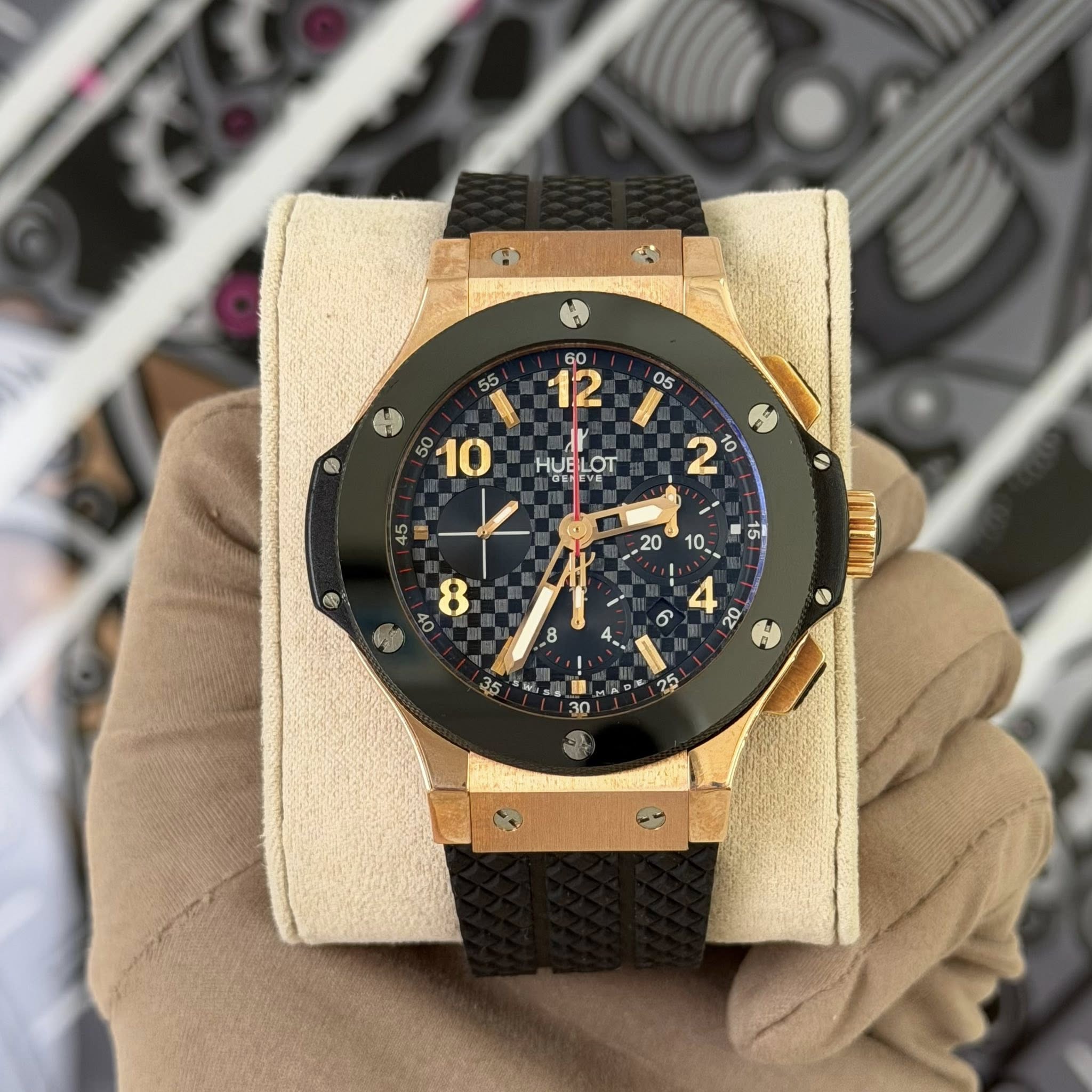 May be an image of wrist watch and text that says ' AK HUBLOT LOT EVE VE $រ 25 30'