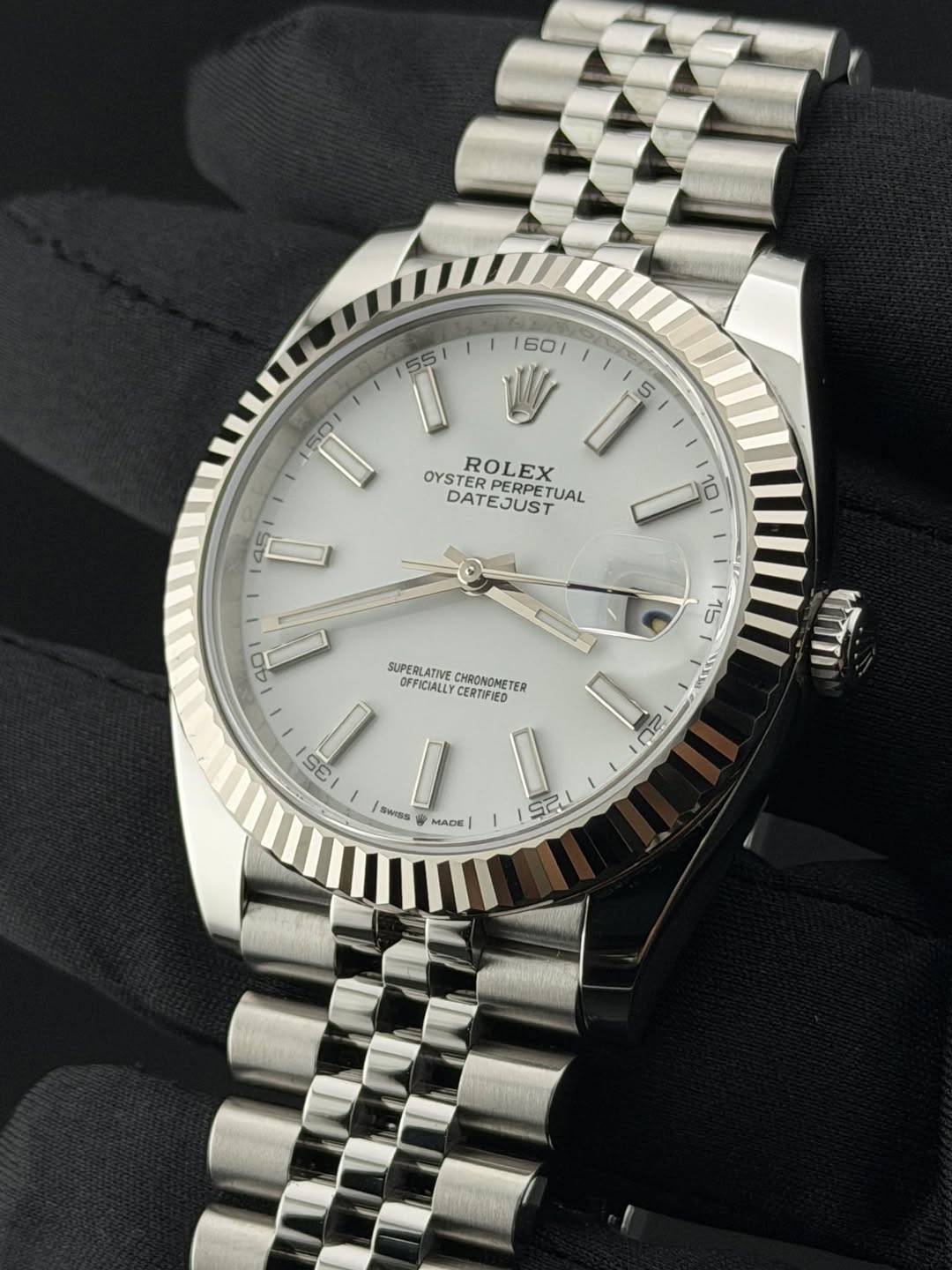 May be an image of wrist watch and text that says ' OYSTER YSTERPERPETIO ROLEX DATEJUST PERPETUAL UAL DAT مو D 10 40 15 SUPERLATIVE CHRONOMETER TER OFFICIALLY FFICIALLYCERTIFIED…