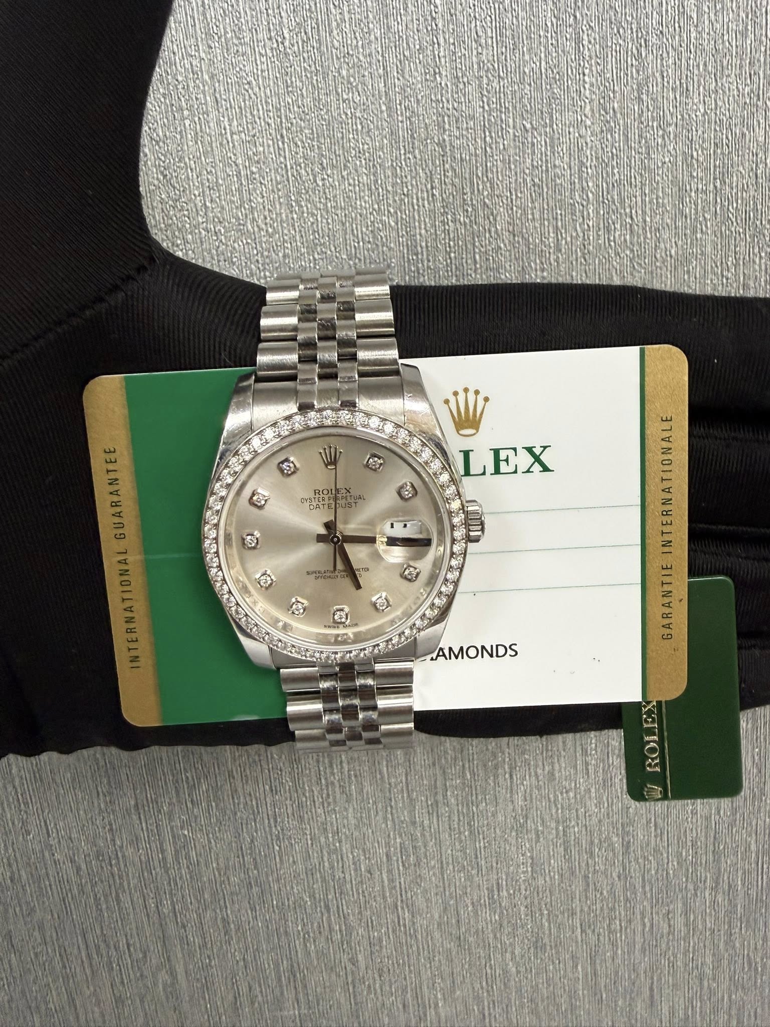 May be an image of wrist watch and text that says 'BY S CI αμου OTO .(የል サセー 6 LEX ខ 1T แบบ C 宮 6 B 6 o INYERNATIONALGUARANTEE INTERWATIONAL GUARANTEE AMONDS GARANTIE ወች'