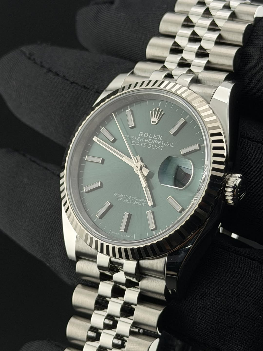 May be an image of wrist watch and text that says 'OYSTER OYS ROLEX DATEJUST OYSTERPERPETUAL DAT PERPETUAL ETUAL ٦ SUPERLAT SUPERLATRIVE.CHR1 OFFI FFIDALLY PERLATIVECHRONON DALLY…