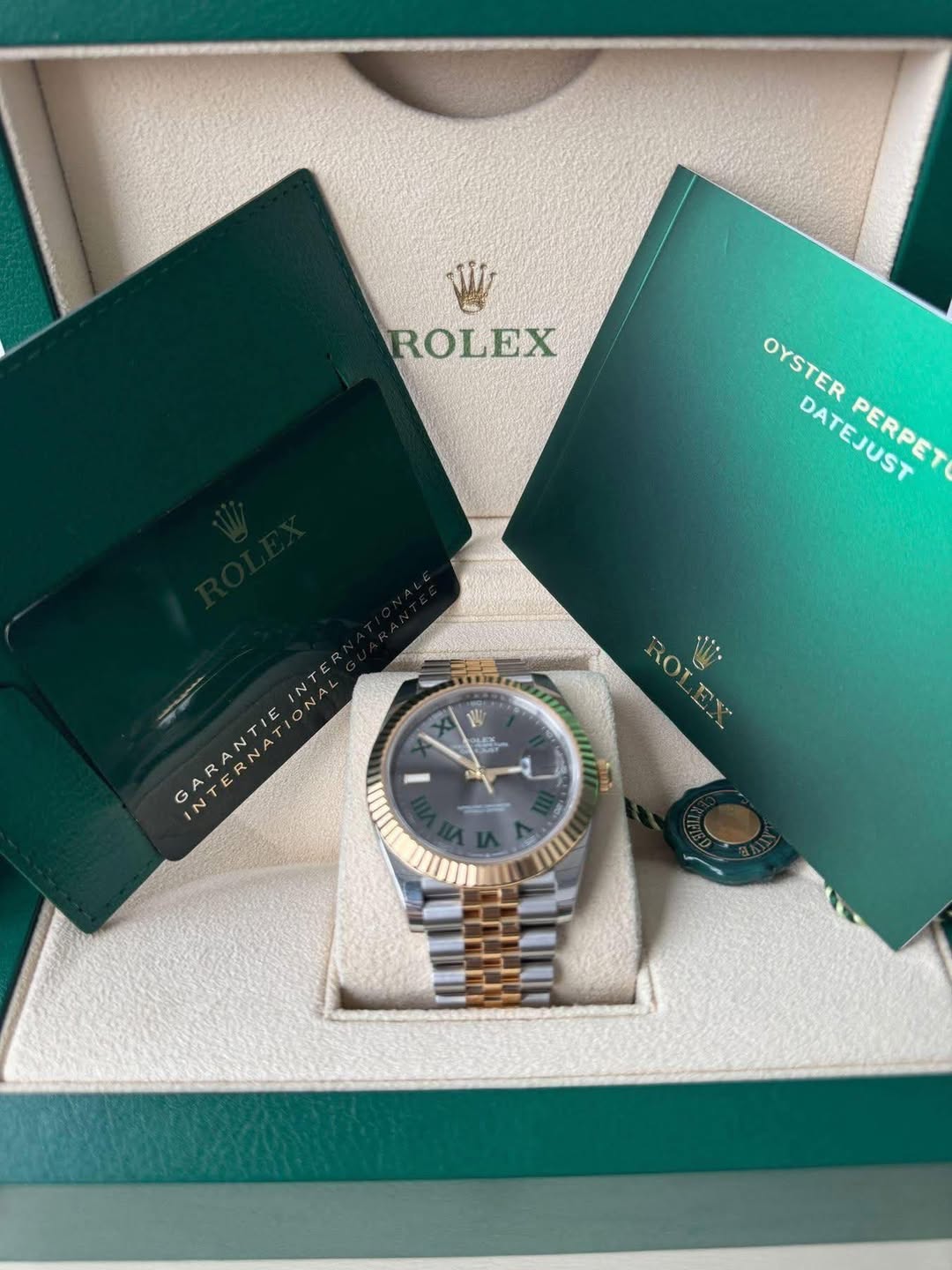 May be an image of wrist watch and text that says 'ROLEX OYSTER OYSTERPERPE DAT OYSTER DATEJUST OATEBST BERPET PERPET 富 ROT - מייקש GARANTIEINTER INTERNATIONAL E 2 G N মন…