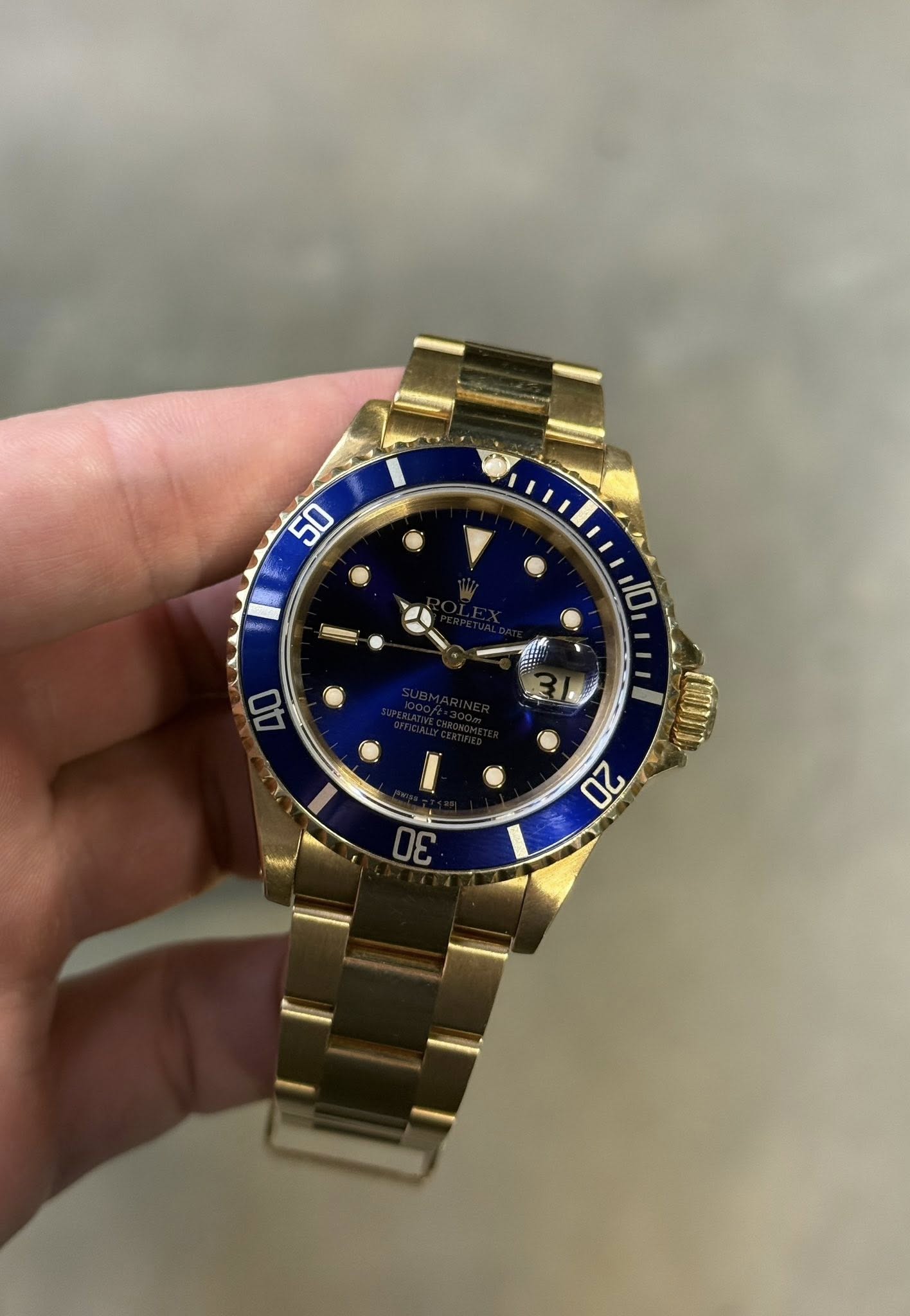 May be an image of wrist watch and text that says '50 O 10 V '