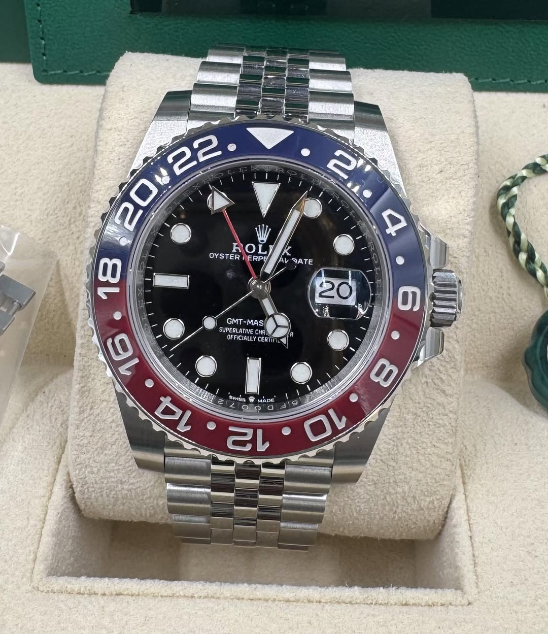 May be an image of wrist watch and text that says ' HOL OL OYSTER ERPE 4 3ATE 20 寶 ی GMT -MAS SUSDLATNE SUPERLATIVE DHA OFFICIALLY YCERT 6 16 ආදියය รนล maAc ငရု 3ф 0 12 U 8…