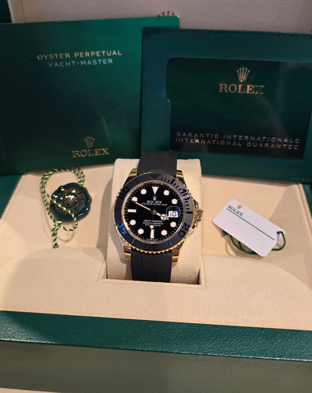 May be an image of wrist watch and text that says 'RPERPETUAL TUAL MASTER RO O 無 EX Cat ا io س ROL ROLEX OLEY EX'