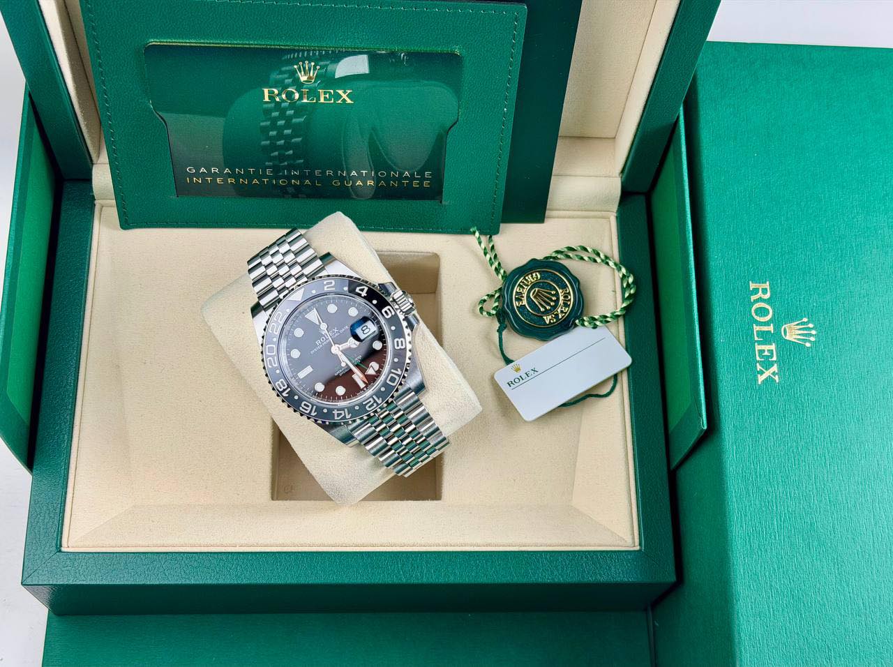 May be an image of wrist watch and text that says 'W ROLEX RO LEX GARANTIE.INTERNATIONALE INTERNATIC GARANTIE INT RNATI 6 ယ ် ه e 入0 د ROLEX 5 EX CX ROL 14 O 14 0 ROLEX Wj'