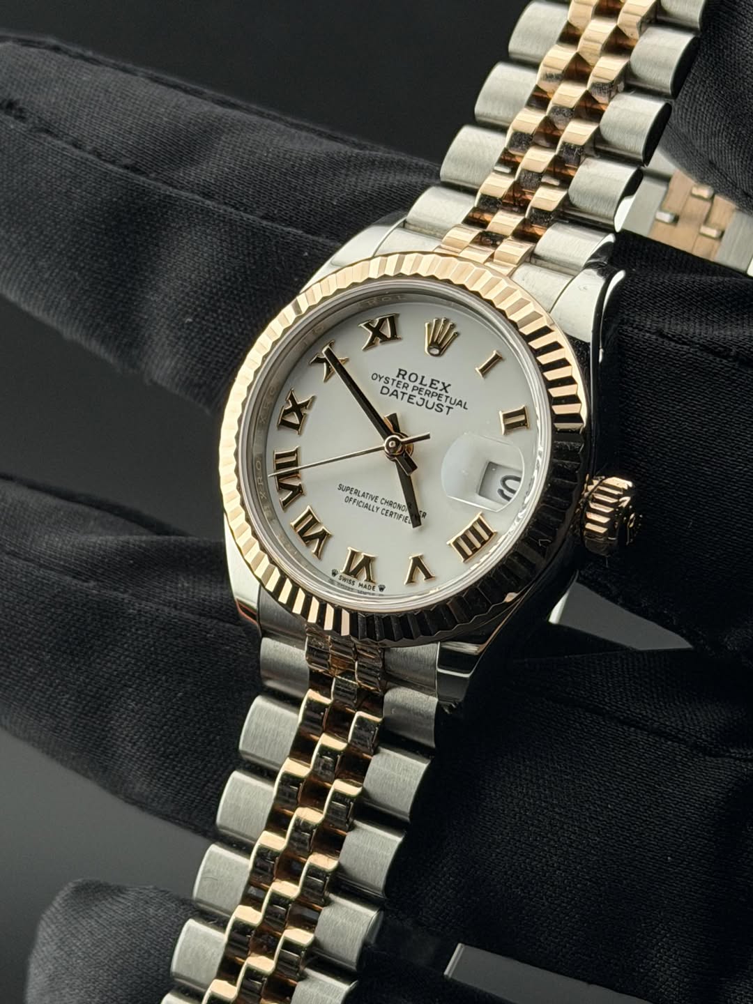 May be an image of wrist watch and text that says 'XI OYSTERPERPET OYSTERPE OYEROLEX DATE STERPE DATEJUST TEERPETUAL LEX UAL yИ VI OPFIDALLY CHRONO U VI SUPERLATIVE SERLAIYE สรี่ V…