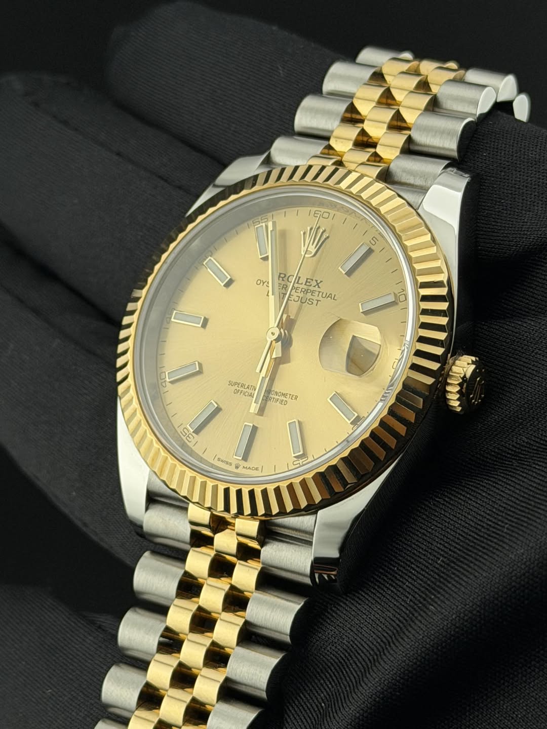 May be an image of wrist watch and text that says '60 5 5 OYS ROLEX EPERPETUAL RPERPETU ER EX JUST ERPETUAL TUAL 10 D 40 ก SUPERLATA CPPKC3AH RTIFNED ANOMETER ا لة 35 mil SWISS…