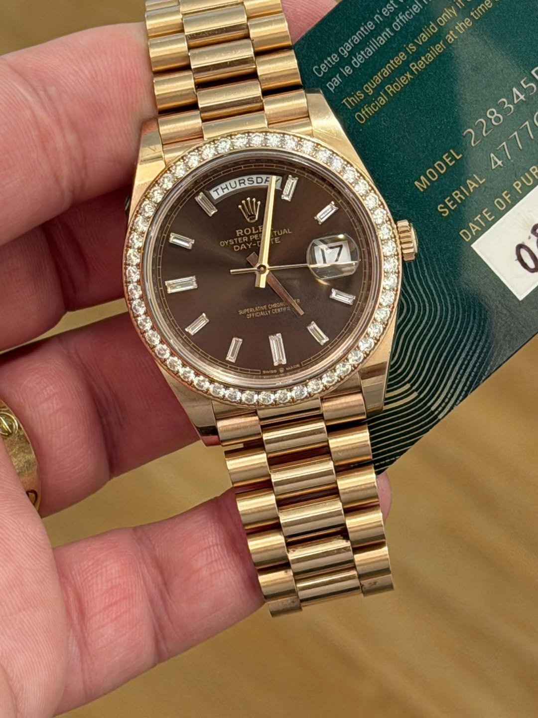 May be an image of wrist watch and text that says 'Cettegarantien'est at Cette e 0 detaillant amantomc ledétaillantofficiel est officie only the time par garantie ThisguaranteesV…