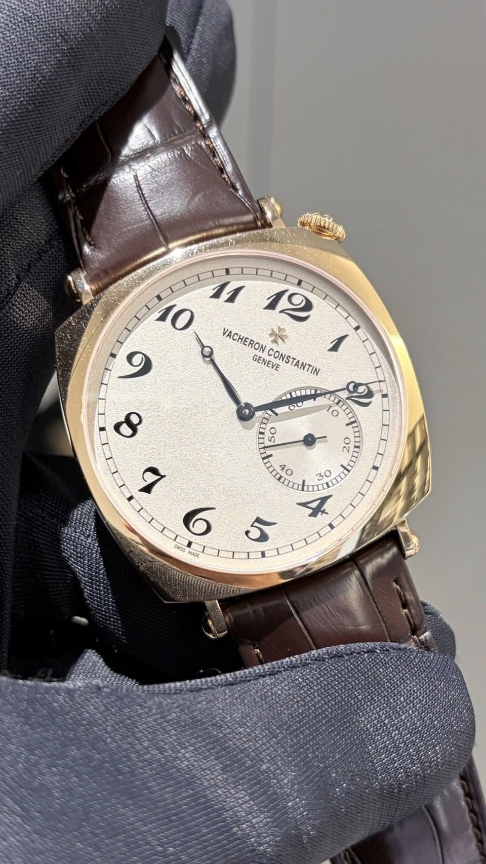 May be an image of wrist watch and text that says '11 12 10 VACHERON و GENEVE CONSTANTIN ទេររ 0 50 2 ٥ 02 山 ILE 30 30 LL B 40 m ٩ 6 9'