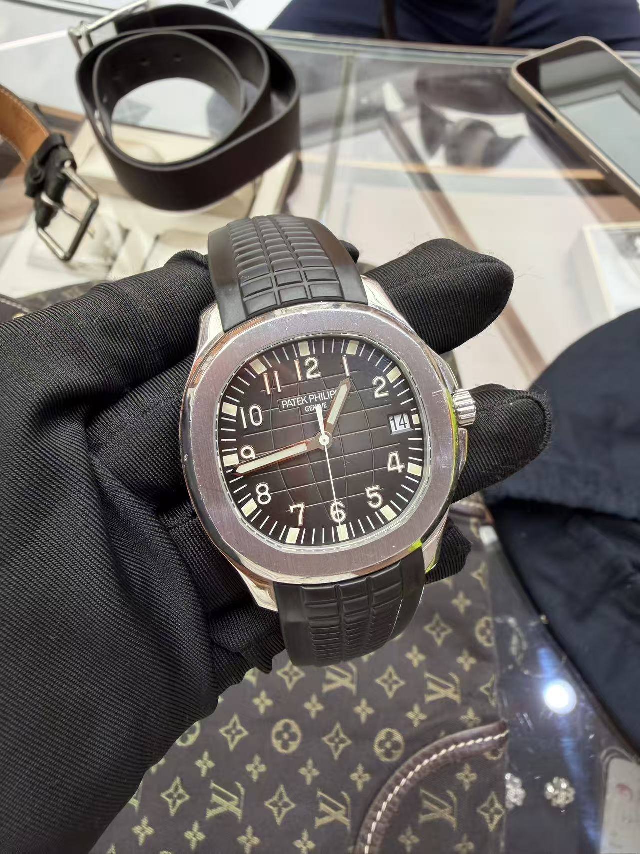 May be an image of wrist watch and text that says '12 PHILIP 0 PATEK PATEKPHIUIP PATEKPH G원 9 2 I 7 5 5'