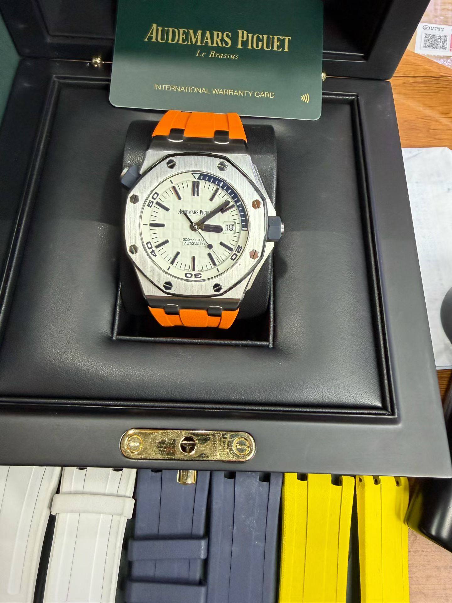 May be an image of wrist watch and text that says 'AUDEMARSPIGUET AUDEMARS PIGUET eBrassus لةه NTERNATIONALWARFAN WARRANTY CARD TU 201 1! 50 DNES PAIP M וי E た TI バ LIT T 税 40…