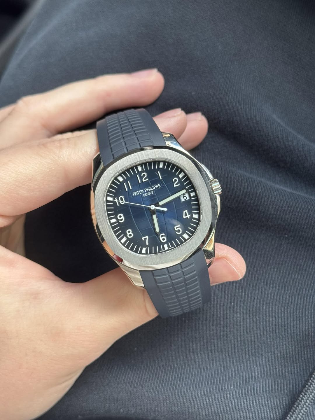May be an image of wrist watch and text that says '12 PATEK KPHИ ATEK PHIYPPE LIPPE Ю GENEVE و 8 V م'