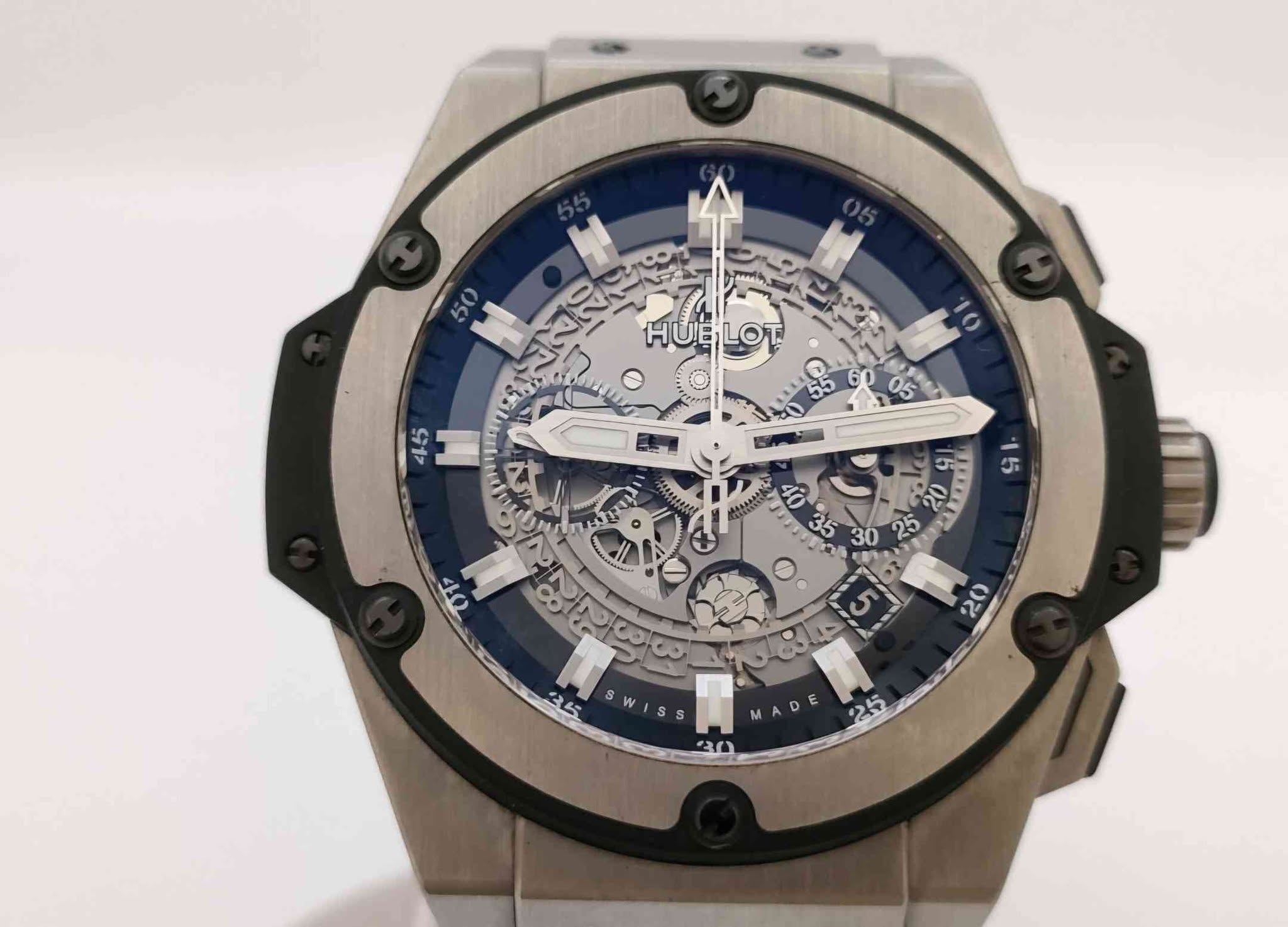 May be an image of wrist watch and text that says 'Oe AЛAAл HUELOT • LOT 45 1ي ی 20 20 0 ၀ 35 S S M 30 25'