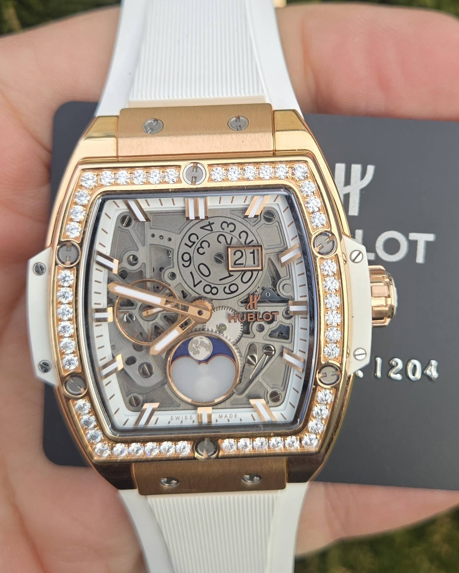 May be an image of wrist watch and text that says 'R ۲ 21 C6OT oT 0 男 HUBLOT O SWISS, MADE 1204'