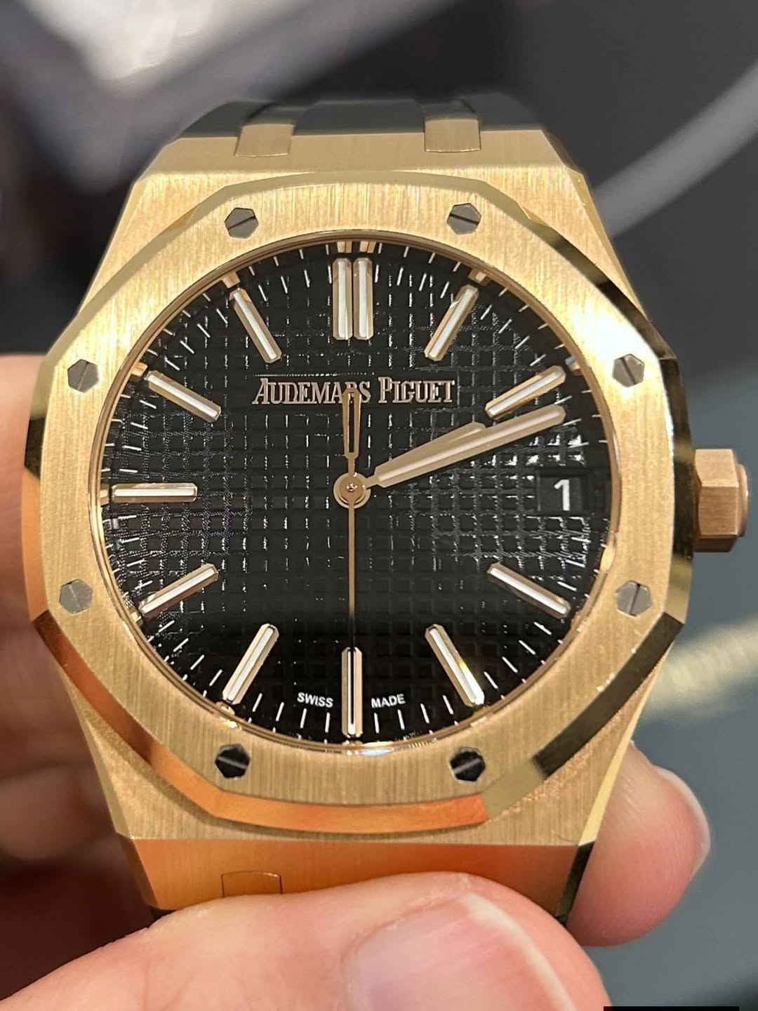 May be an image of wrist watch and text that says 'AUDEMARS PIGUET 1 سه / MADE I SWISS'