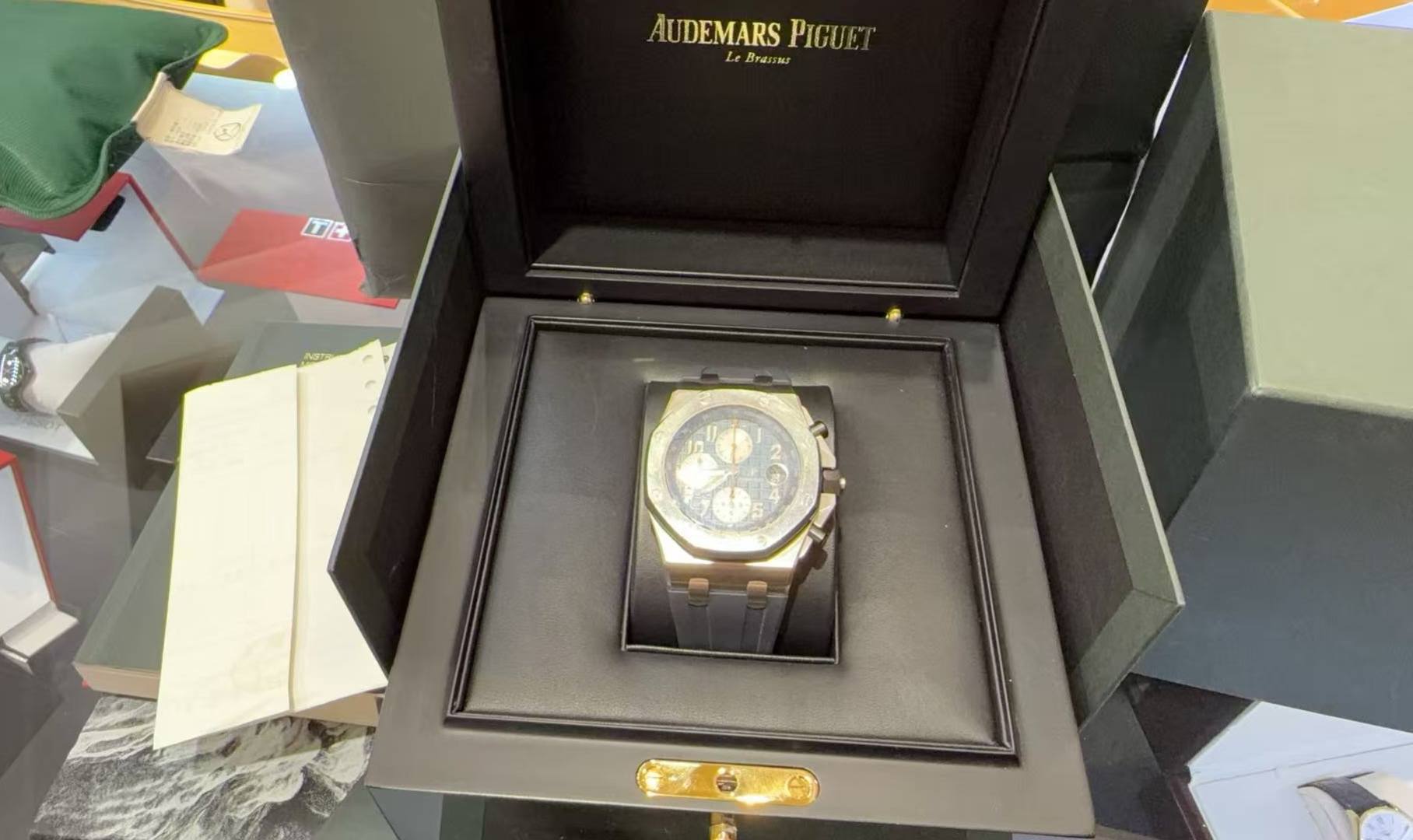May be an image of wrist watch and text that says 'AUDEMARSPIGUET Le AUDEMARS PIGUET Brurns Bran SEN FR nB יח"ר'