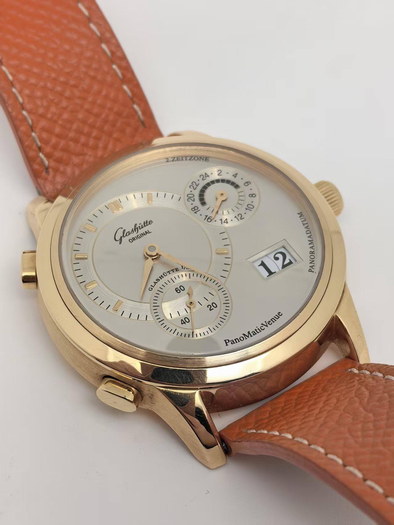 May be an image of wrist watch and text that says '2.ZEITZONE ' /۱ Ό . 0. Ti 14 12 : 0 Glashütte lashütte ORIGINAL GLASHOTT 1러! 11- 60 ® 0 12 פ PANORAMADATUM 40 20 PanoMaticVenu…