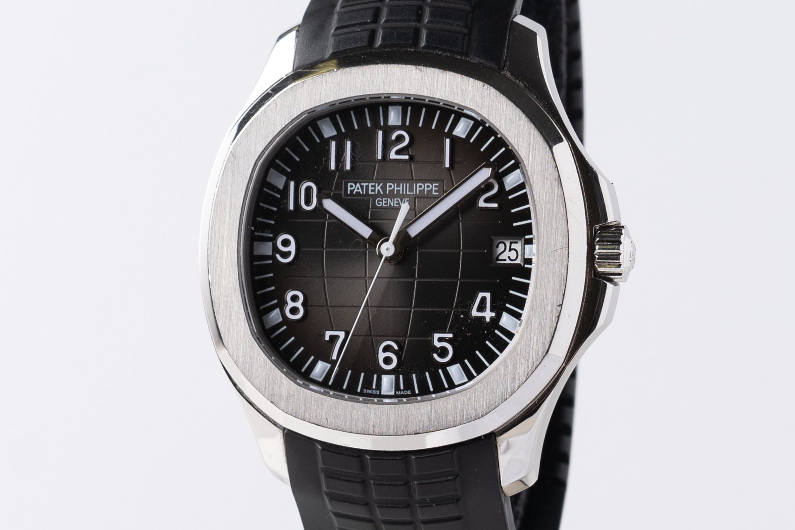 May be an image of wrist watch and text that says '12 II I 10 PATEKPHILIPPE PATEK PHILIPPE GENEV TI పనునిున'