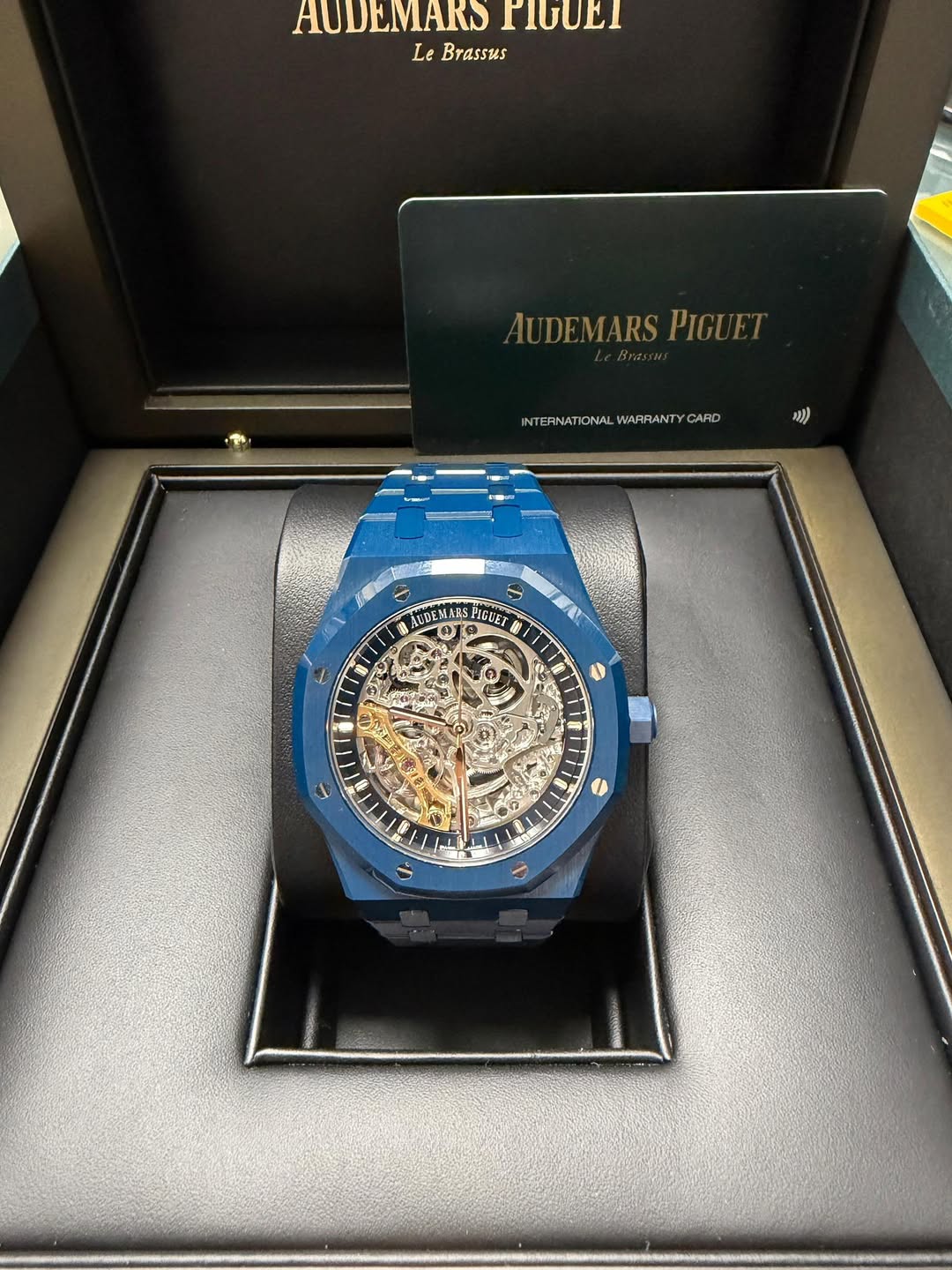 May be an image of wrist watch and text that says 'AUDEMARS ΓθΕι Le Brassus AUDEMARSPIG AUDEMARSPIGUET PIGUET INTERIVATRONALWARANTYGARD TERNAT NTERNATIONA TIONAL WARRANTY CARD…