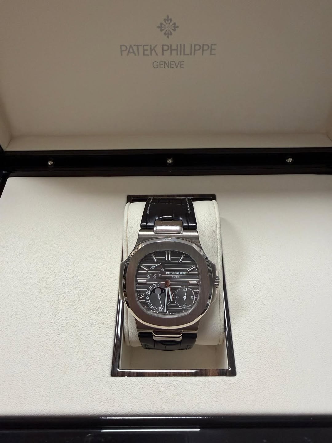 May be an image of wrist watch and text that says 'PATEKPHILIPPE PHILIPPE PATEK GENEVE Aи ကက် せー วิว طد יירדו TOR 김대 ययत '8:31 A من و o'